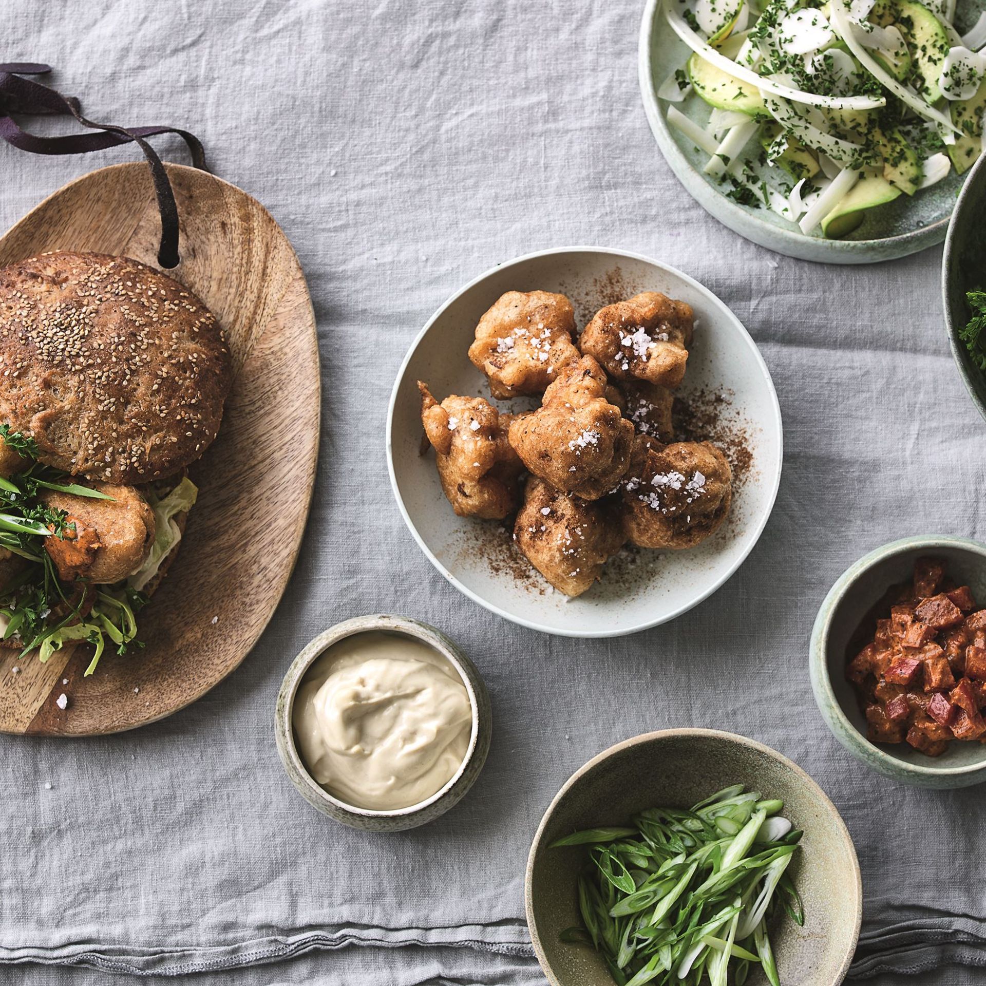 Vegetarburger med fritteret blomkål