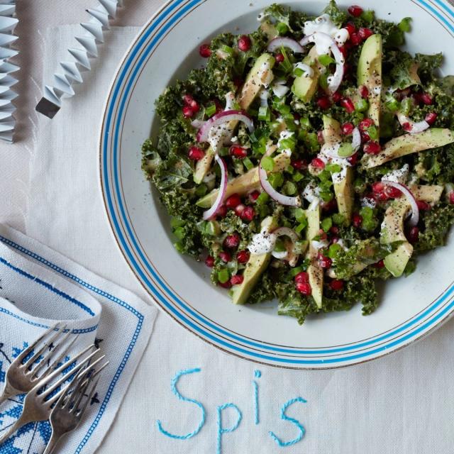 Grønkålssalat med granatæble, avokado og tahindressing