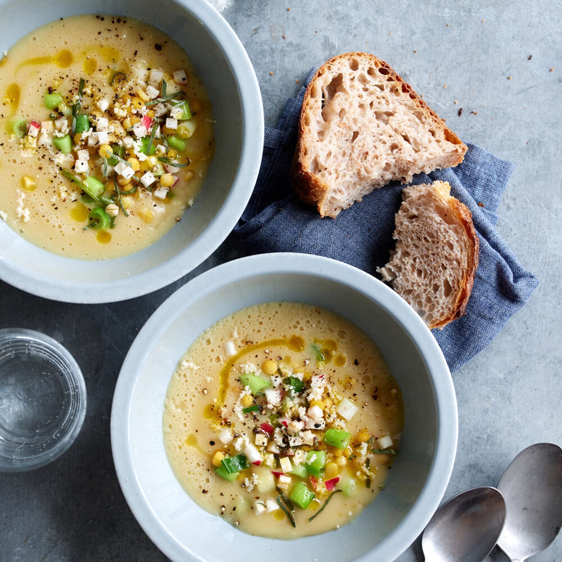 Gul ærtesuppe med persillerod