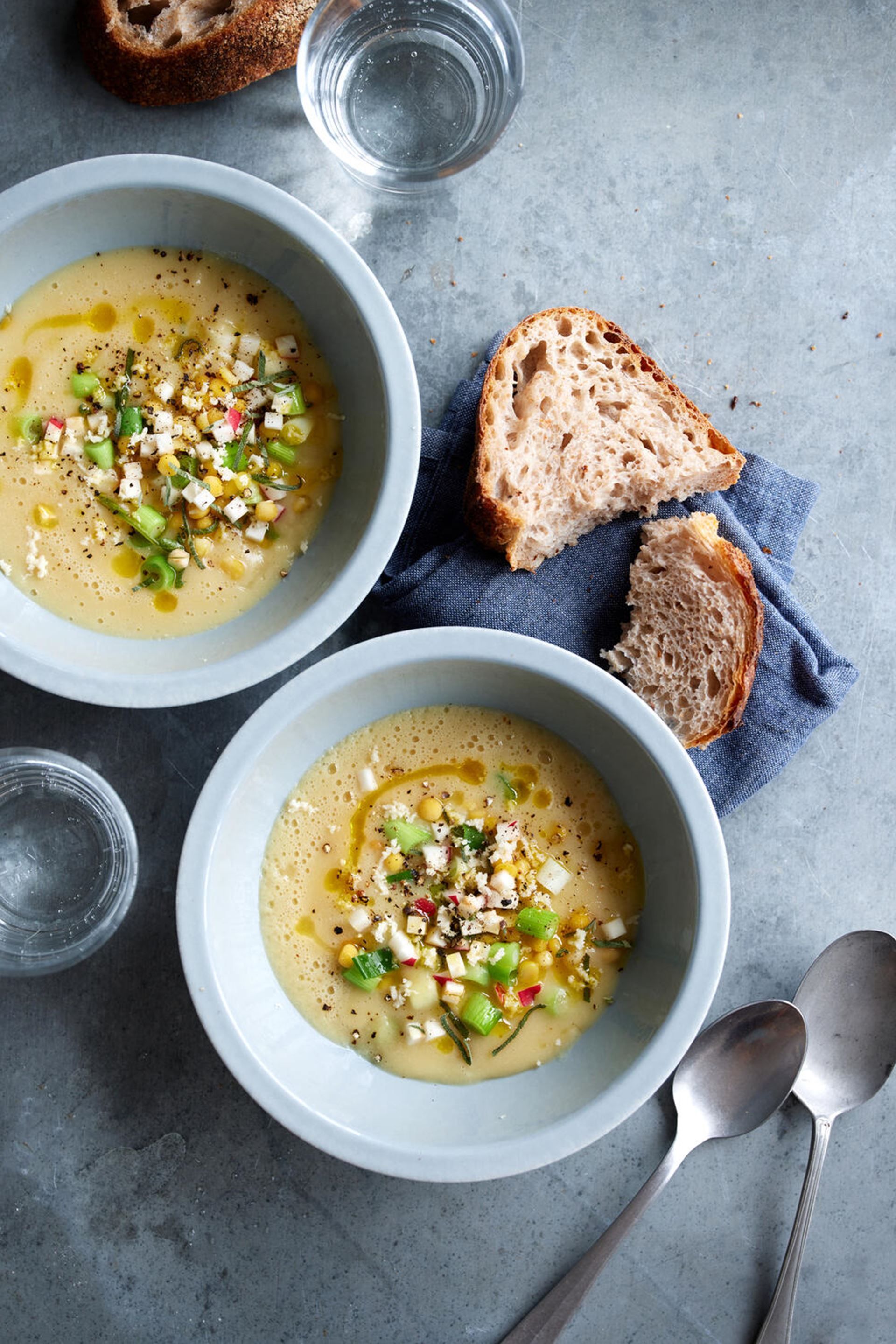 Gul ærtesuppe med persillerod