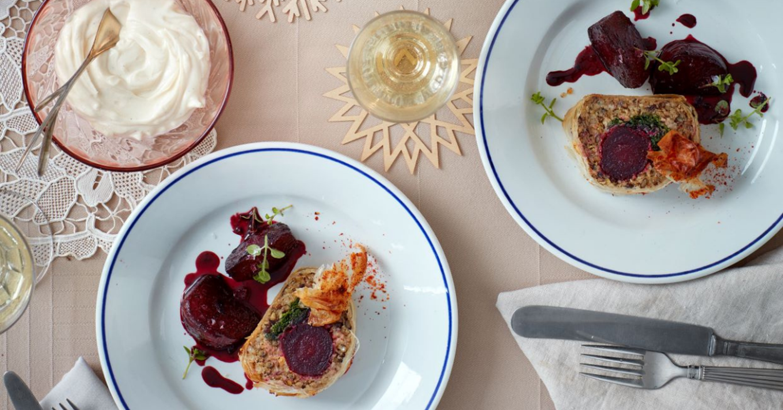 Rødbede-Wellington med grønkål, nødder, glaseret glaskål og gedeostecreme​​​​‌﻿‍﻿​‍​‍‌‍﻿﻿‌﻿​‍‌‍‍‌‌‍‌﻿‌‍‍‌‌‍﻿‍​‍​‍​﻿‍‍​‍​‍‌﻿​﻿‌‍​‌‌‍﻿‍‌‍‍‌‌﻿‌​‌﻿‍‌​‍﻿‍‌‍‍‌‌‍﻿﻿​‍​‍​‍﻿​​‍​‍‌‍‍​‌﻿​‍‌‍‌‌‌‍‌‍​‍​‍​﻿‍‍​‍​‍‌‍‍​‌﻿‌​‌﻿‌​‌﻿​​​﻿‍‍​‍﻿﻿​‍﻿﻿‌‍﻿​‌‍﻿﻿‌‍​﻿‌‍​‌‌‍﻿​‌‍‍​‌‍﻿﻿‌﻿​﻿‌﻿‌​​﻿‍‍​﻿​﻿​﻿​﻿​﻿​﻿​﻿​﻿​‍﻿﻿‌‍‍‌‌‍﻿‍‌﻿‌​‌‍‌‌‌‍﻿‍‌﻿‌​​‍﻿﻿‌‍‌‌‌‍‌​‌‍‍‌‌﻿‌​​‍﻿﻿‌‍﻿‌‌‍﻿﻿‌‍‌​‌‍‌‌​﻿﻿‌‌﻿​​‌﻿​‍‌‍‌‌‌﻿​﻿‌‍‌‌‌‍﻿‍‌﻿‌​‌‍​‌‌﻿‌​‌‍‍‌‌‍﻿﻿‌‍﻿‍​﻿‍﻿‌‍‍‌‌‍‌​​﻿﻿‌‌‍‌‌​﻿‌﻿​﻿‌‌‌‍‌‍​﻿​‌​﻿‍‌‌‍‌‍​﻿‍‌​‍﻿‌​﻿​﻿‌‍‌‍​﻿​‌​﻿‌﻿​‍﻿‌​﻿‌‌​﻿‍​​﻿‌‌​﻿‌​​‍﻿‌‌‍​‌‌‍​‍​﻿‌​​﻿‍​​‍﻿‌​﻿‌​‌‍‌​​﻿‌‌​﻿​‍​﻿​​​﻿​‍​﻿​﻿‌‍‌​‌‍​﻿‌‍​﻿​﻿​‍​﻿‌‌​﻿‍﻿‌﻿‌​‌﻿‍‌‌﻿​​‌‍‌‌​﻿﻿‌‌﻿​‍‌‍‌‌‌‍​﻿‌‍‍‌‌﻿​​‌‍‌‌​﻿‍﻿‌﻿​​‌‍​‌‌﻿‌​‌‍‍​​﻿﻿‌‌‍‍‌‌‍﻿‌‌‍​‌‌‍‌﻿‌‍‌‌​‍﻿‍‌‍​‌‌‍﻿​‌﻿‌​​﻿﻿﻿‌‍​‍‌‍​‌‌﻿​﻿‌‍‌‌‌‌‌‌‌﻿​‍‌‍﻿​​﻿﻿‌‌‍‍​‌﻿‌​‌﻿‌​‌﻿​​​‍‌‌​﻿​﻿‌​​‌​‍‌‌​﻿​‍‌​‌‍​‍‌‌​﻿​‍‌​‌‍‌‍﻿​‌‍﻿﻿‌‍​﻿‌‍​‌‌‍﻿​‌‍‍​‌‍﻿﻿‌﻿​﻿‌﻿‌​​‍‌‌​﻿​﻿‌​​‌​﻿​﻿​﻿​﻿​﻿​﻿​﻿​﻿​‍‌‍‌‍‍‌‌‍‌​​﻿﻿‌‌‍‌‌​﻿‌﻿​﻿‌‌‌‍‌‍​﻿​‌​﻿‍‌‌‍‌‍​﻿‍‌​‍﻿‌​﻿​﻿‌‍‌‍​﻿​‌​﻿‌﻿​‍﻿‌​﻿‌‌​﻿‍​​﻿‌‌​﻿‌​​‍﻿‌‌‍​‌‌‍​‍​﻿‌​​﻿‍​​‍﻿‌​﻿‌​‌‍‌​​﻿‌‌​﻿​‍​﻿​​​﻿​‍​﻿​﻿‌‍‌​‌‍​﻿‌‍​﻿​﻿​‍​﻿‌‌​‍‌‍‌﻿‌​‌﻿‍‌‌﻿​​‌‍‌‌​﻿﻿‌‌﻿​‍‌‍‌‌‌‍​﻿‌‍‍‌‌﻿​​‌‍‌‌​‍‌‍‌﻿​​‌‍​‌‌﻿‌​‌‍‍​​﻿﻿‌‌‍‍‌‌‍﻿‌‌‍​‌‌‍‌﻿‌‍‌‌​‍﻿‍‌‍​‌‌‍﻿​‌﻿‌​​‍‌‍‌﻿​​‌‍‌‌‌﻿​‍‌﻿​﻿‌﻿​​‌‍‌‌‌‍​﻿‌﻿‌​‌‍‍‌‌﻿‌‍‌‍‌‌​﻿﻿‌‌﻿​​‌﻿‌‌‌‍​‍‌‍﻿​‌‍‍‌‌﻿​﻿‌‍‍​‌‍‌‌‌‍‌​​‍​‍‌﻿﻿‌