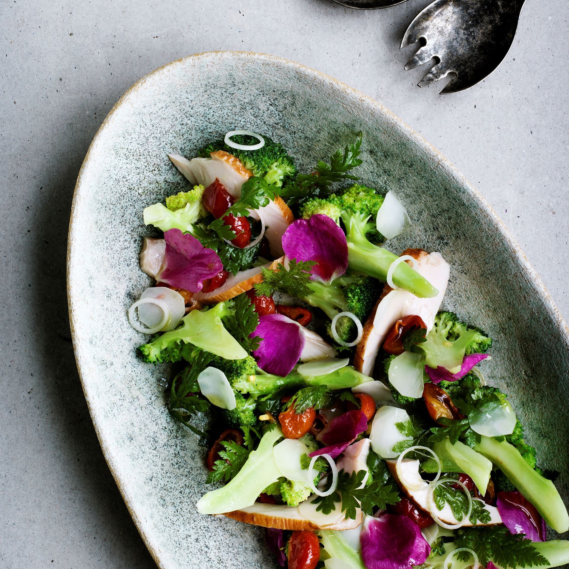 Broccolisalat med varmrøget kylling, sødskærm og hyben