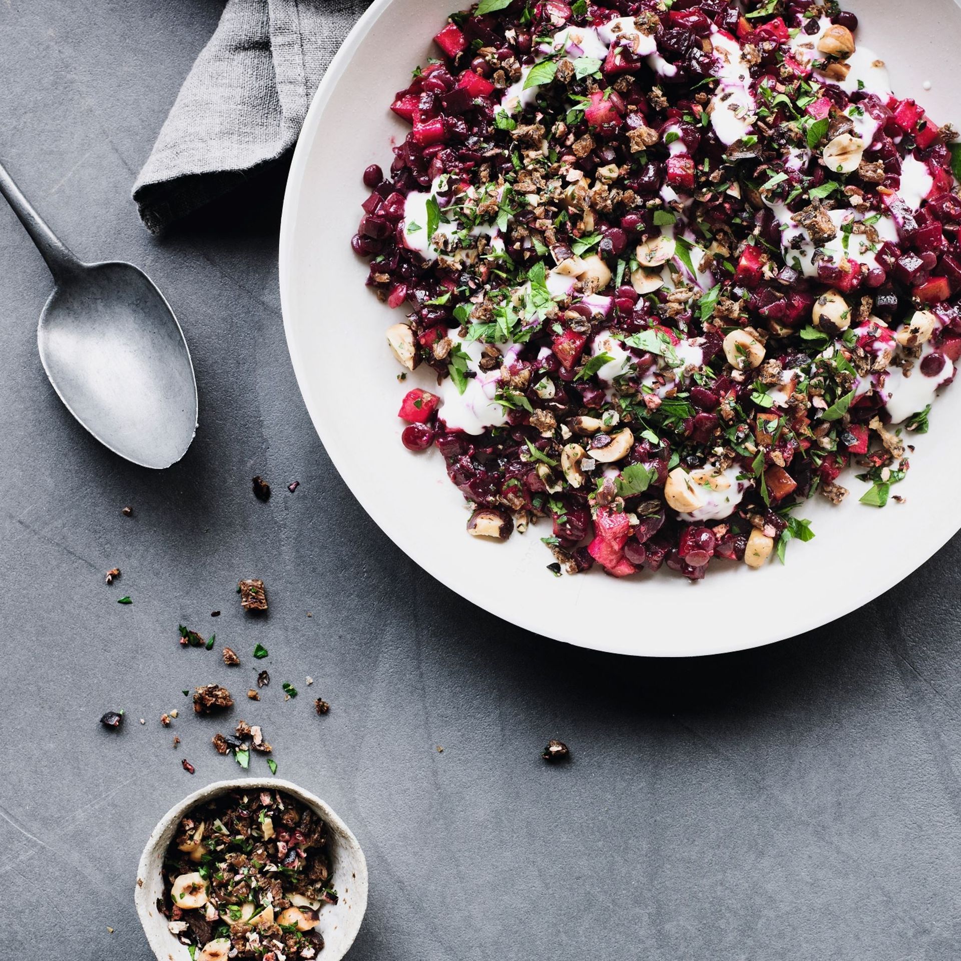 Rødbedesalat med linser, æbler, blåskimmelost og rugknas