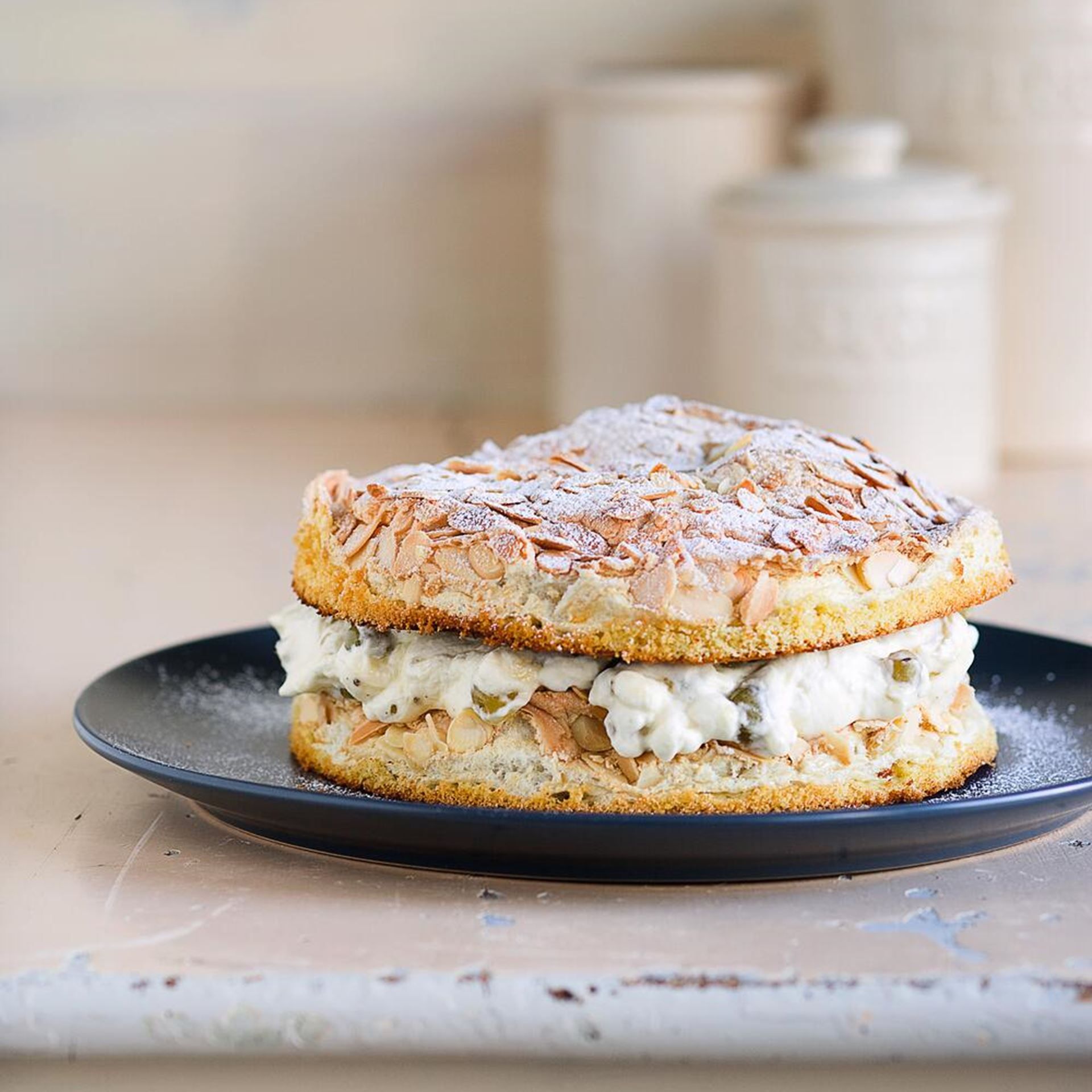 Marengslagkage med stikkelsbærfløde