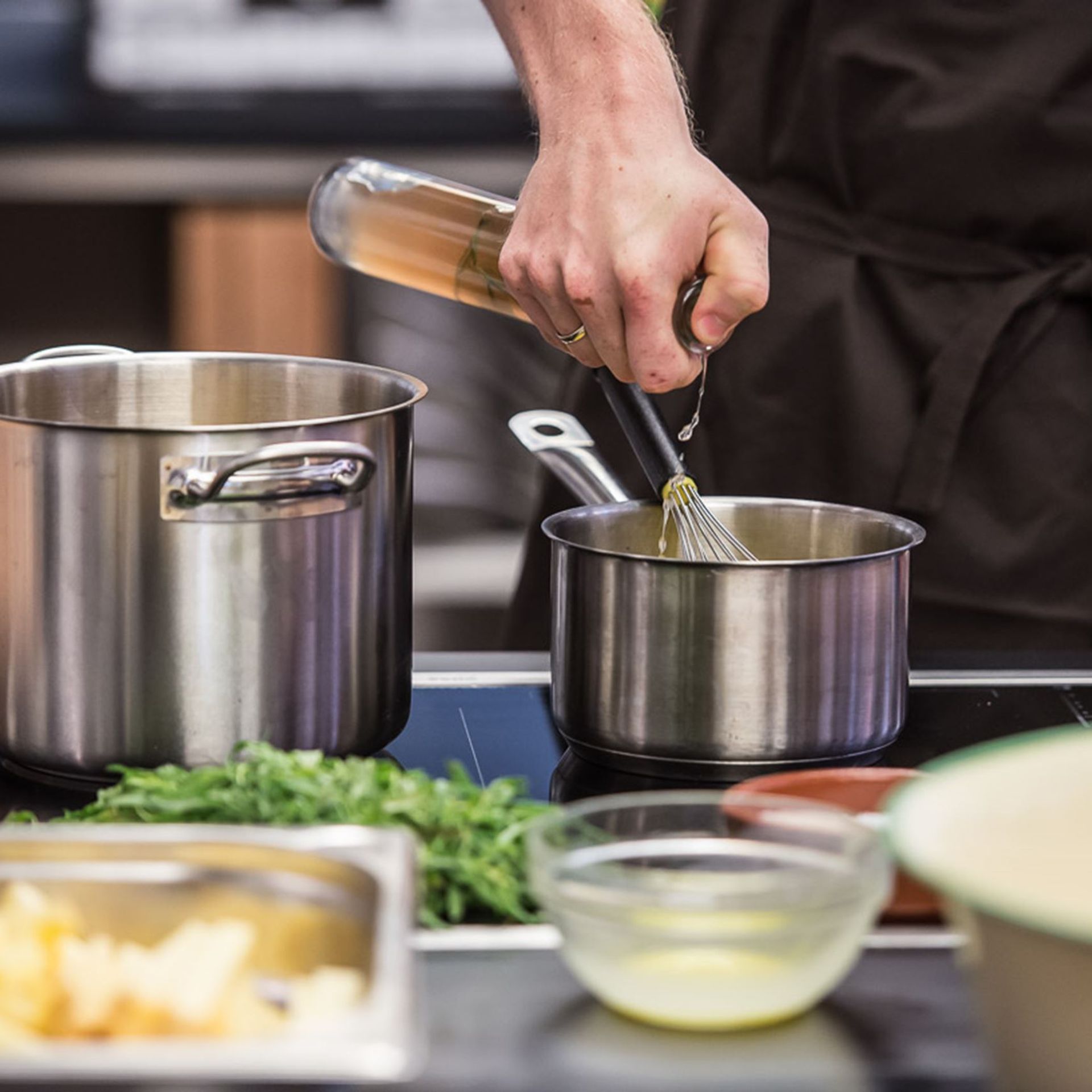 Onglet á l'échalote med bitter salat, æbler og valnødder