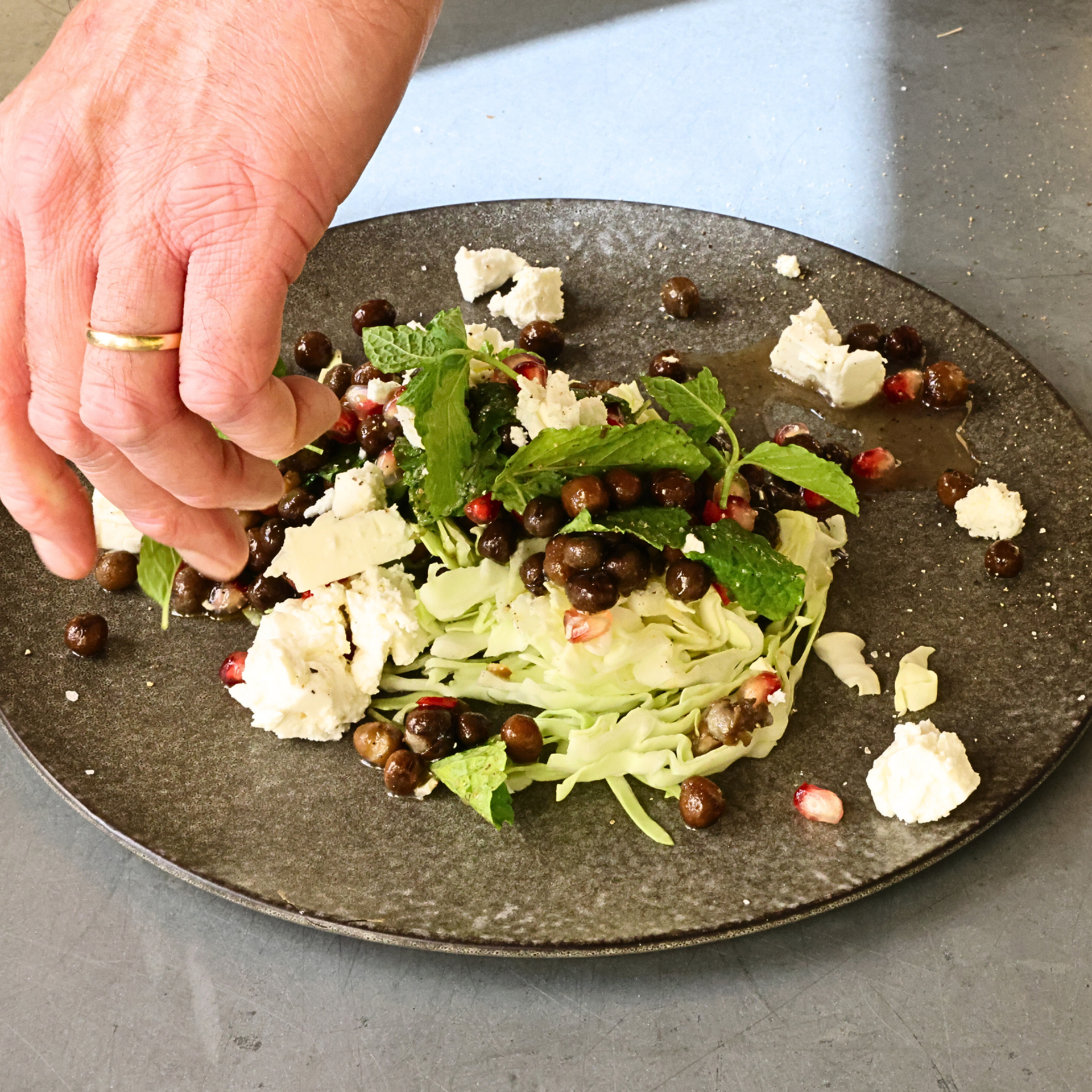 Siriusærter med mynte og granatæble