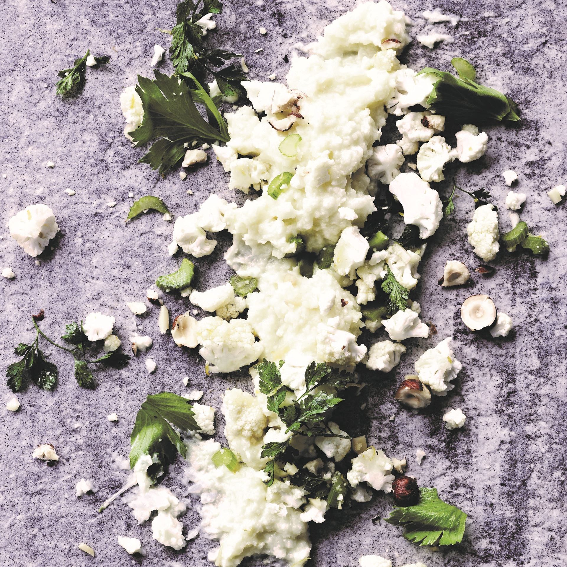 Blomkålspuré med sprød salat af blomkål hasselnød og bladselleri