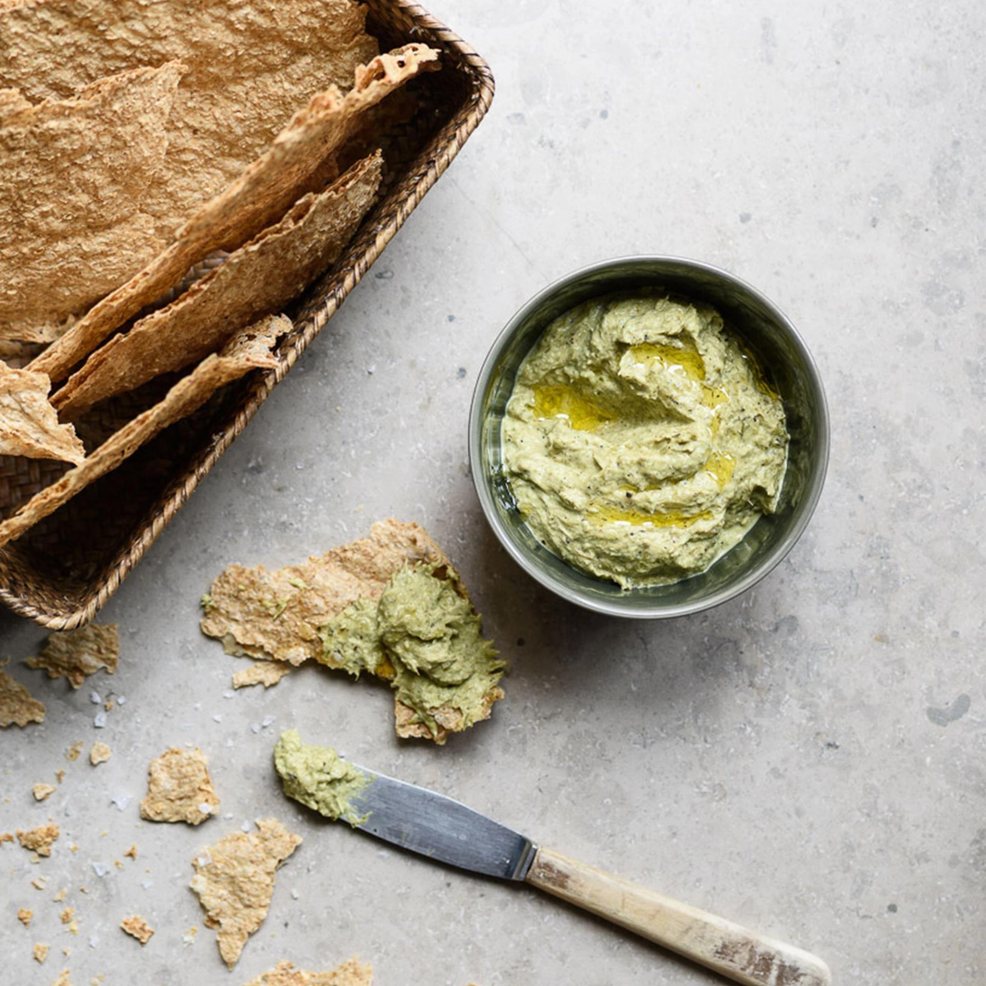 Spread af grillede asparges med havre chips