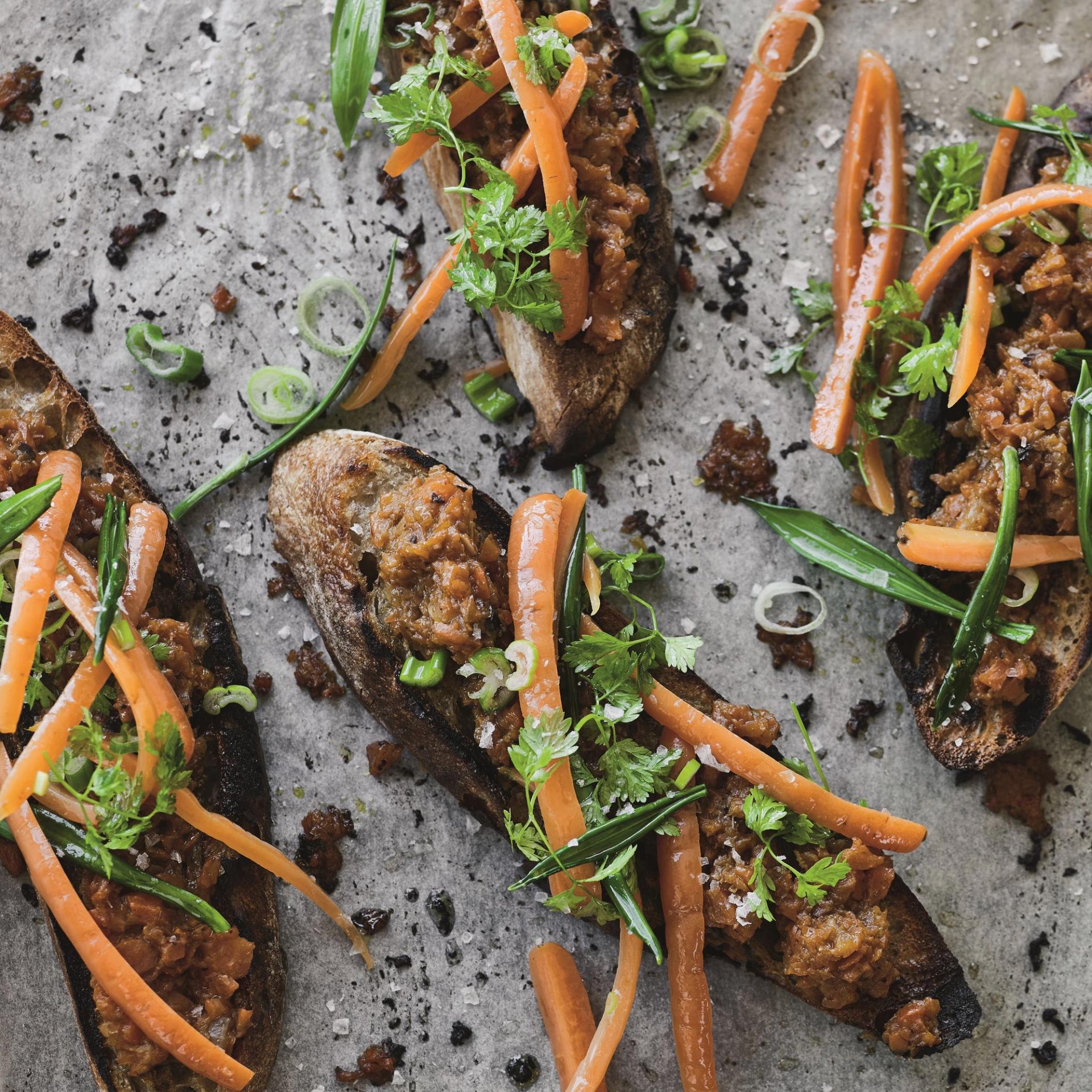 Fermenterede gulerødder og gulerodspure på sprødt brød