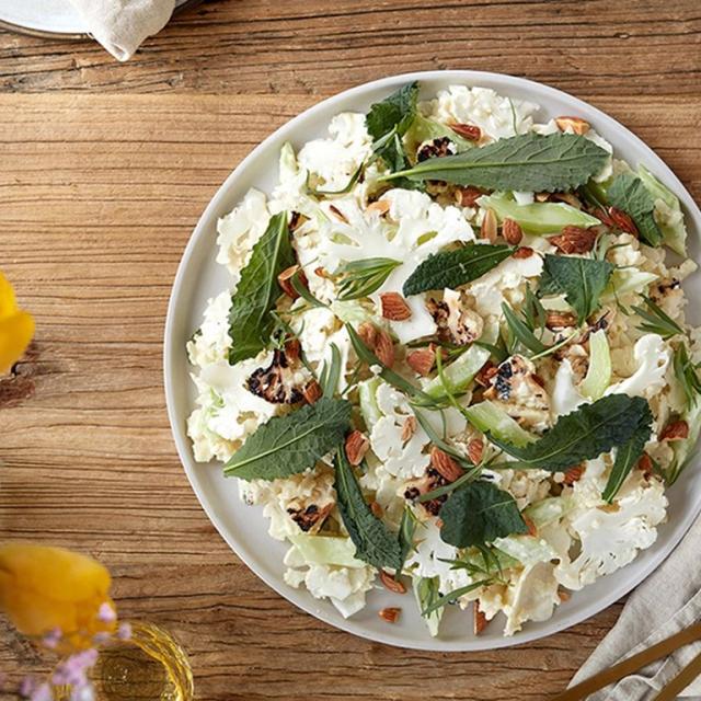 Forskellige slags blomkål med grillet citroncreme ristede mandler og estragon