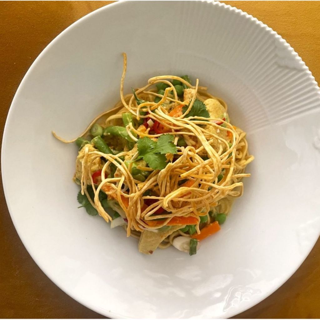 Gul karry med kylling og nudler