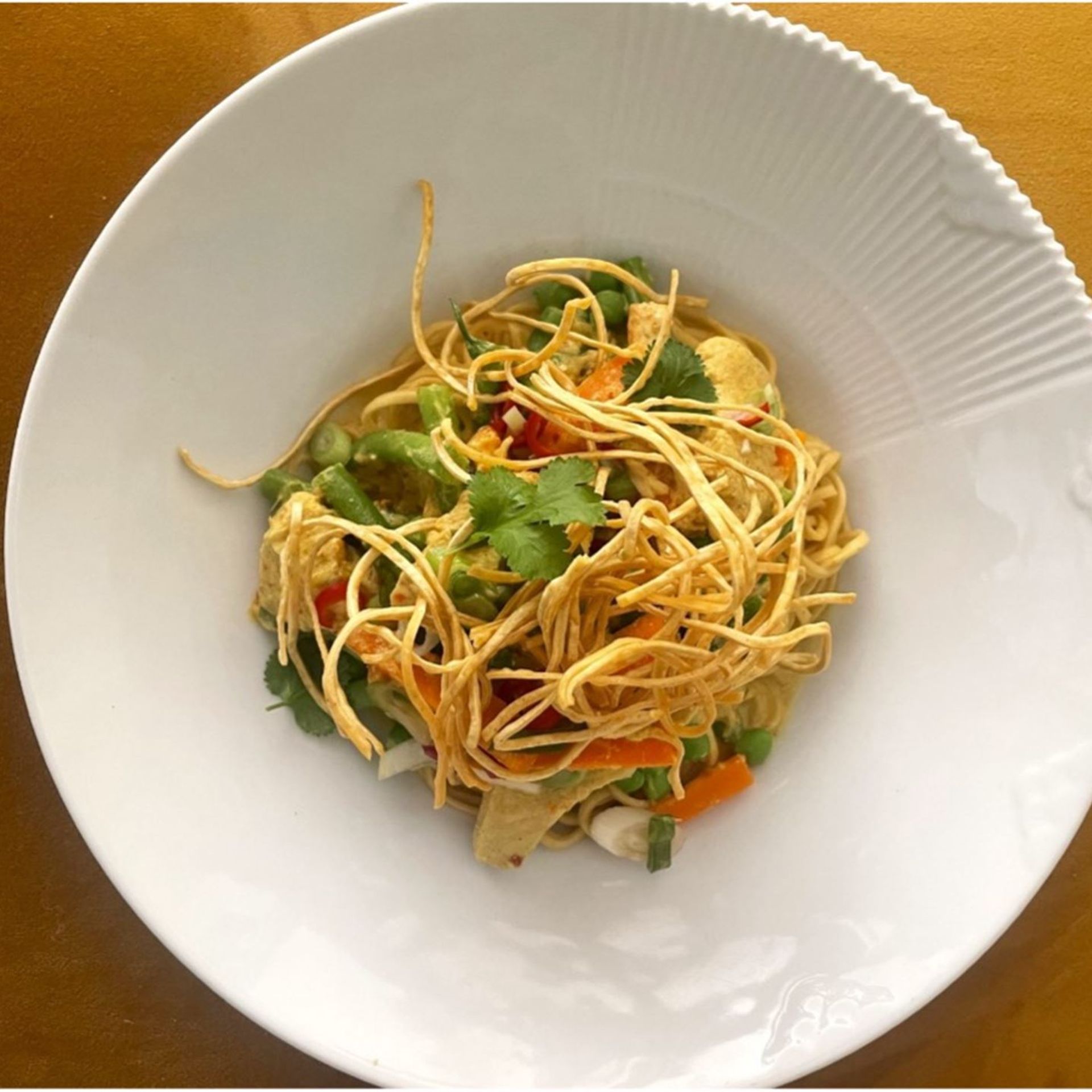 Gul karry med kylling og nudler