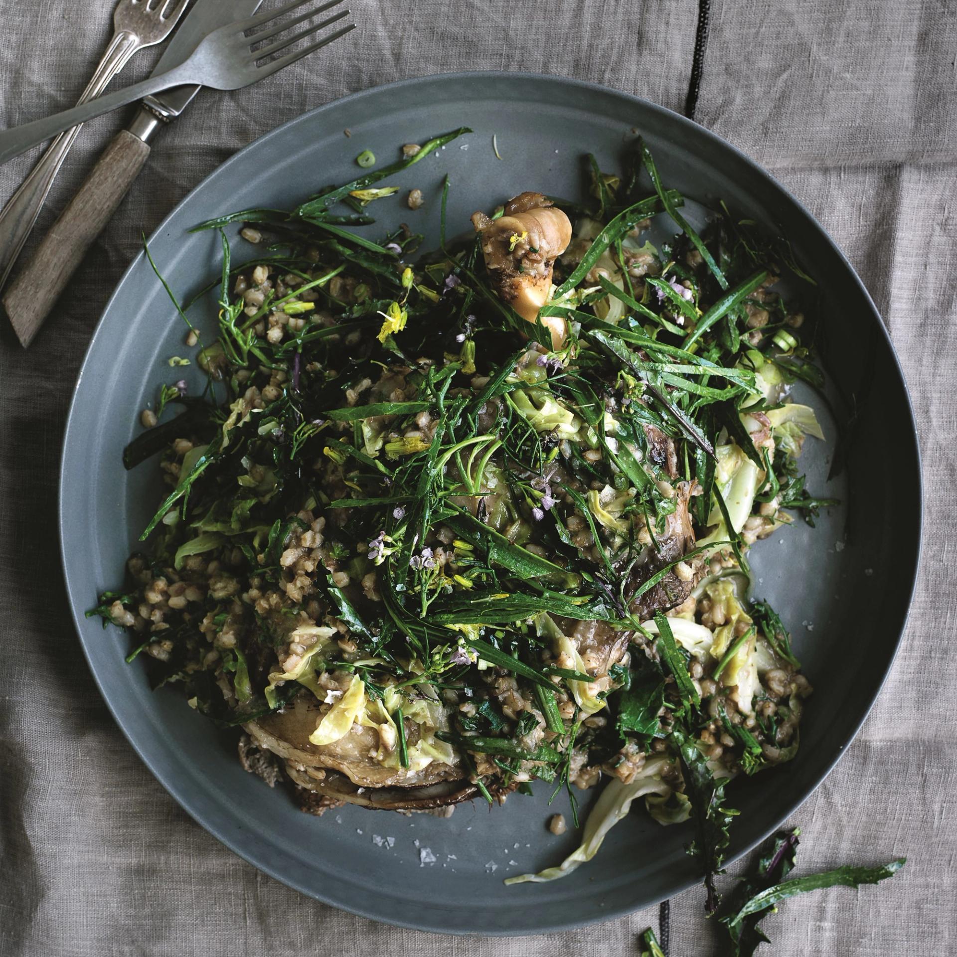 Lam med perlebyg, strandurter og spidskål