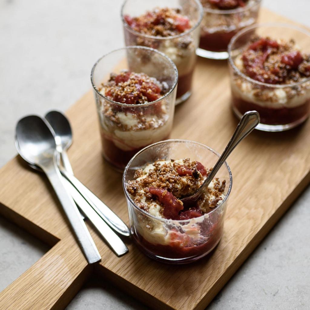 Rabarbertrifli med luftig rabarbermousse og sprød havre