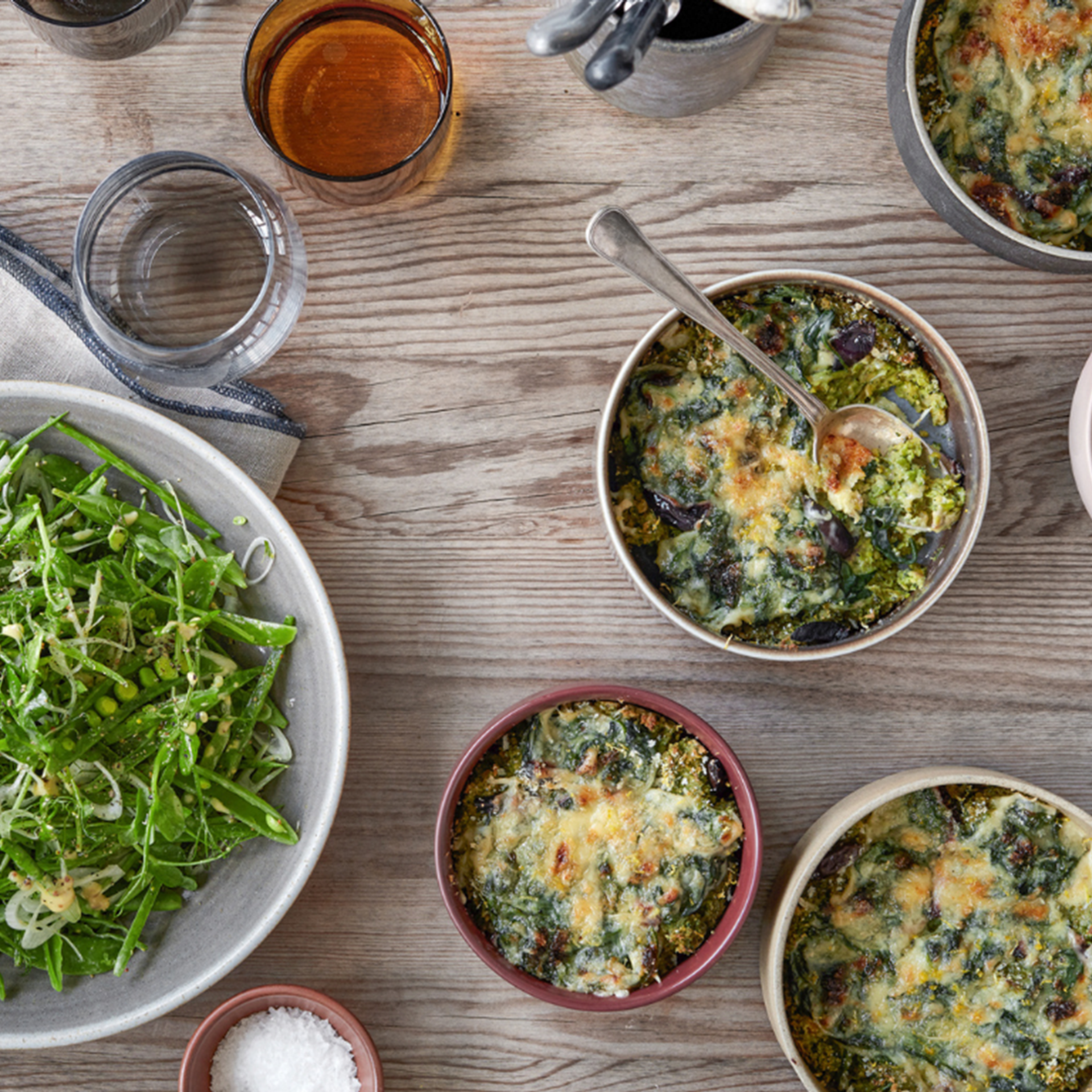 Gratineret siriusærtefars med spinat, ærter, spidskommen og oliven