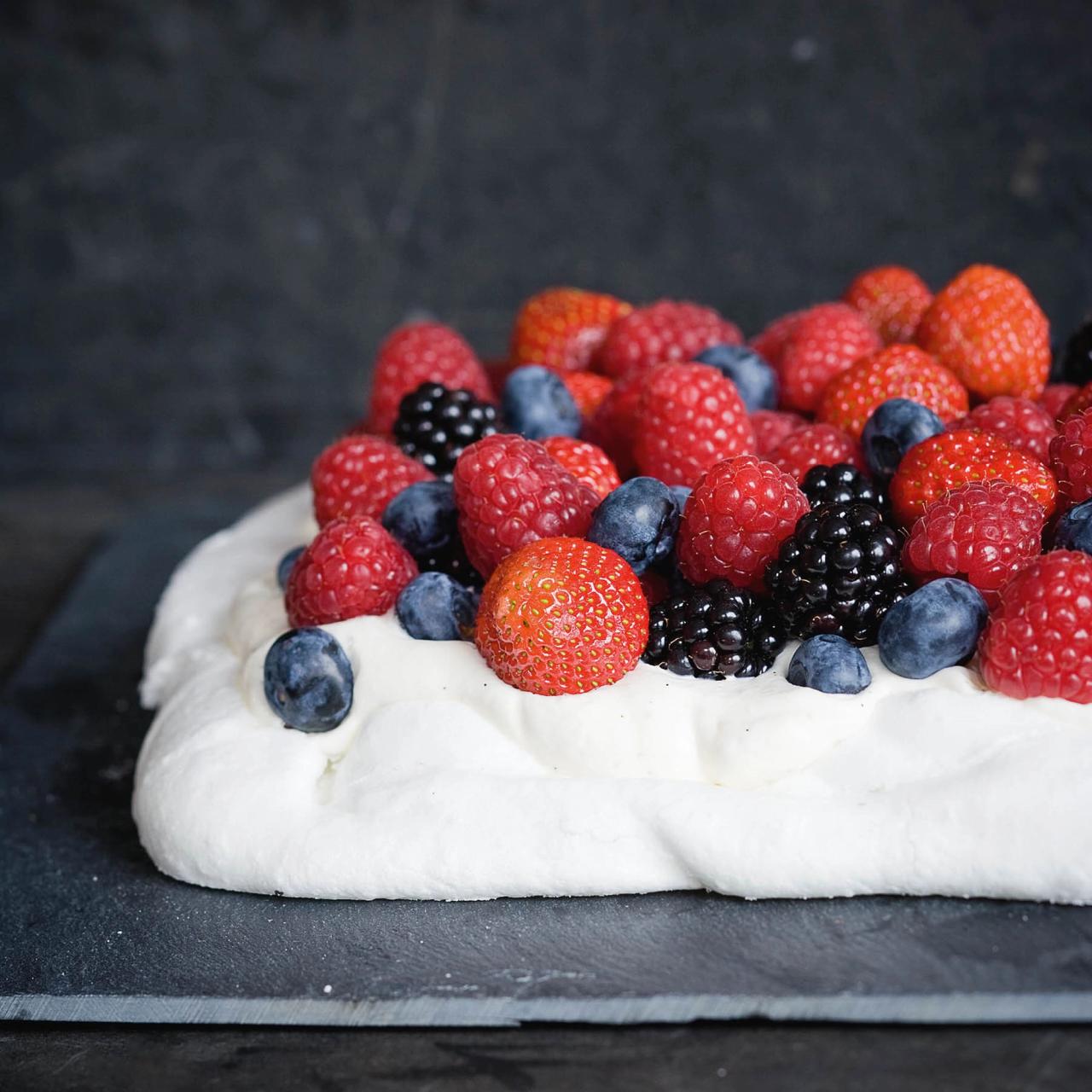 Pavlova med højsommerbær