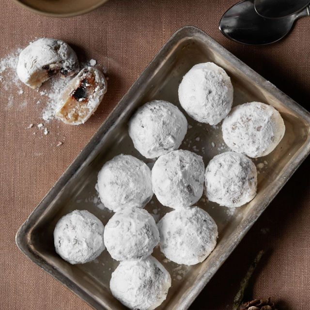 Snekugler med ristede mandler og tørrede kirsebær