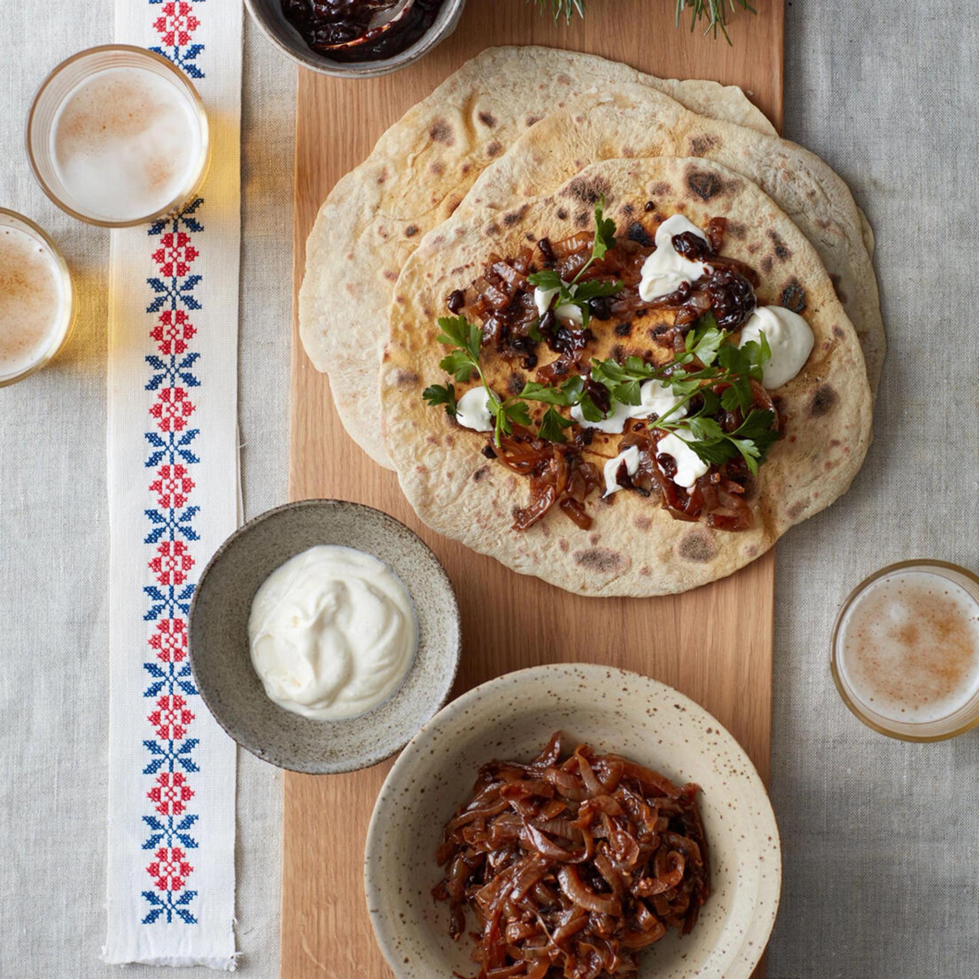 Kartoffelpandekager med karamelliserede løg, black bean-sauce og rygeostcreme