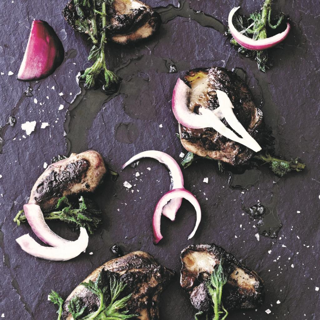 Kyllingelever med brændenælder og syltede løg