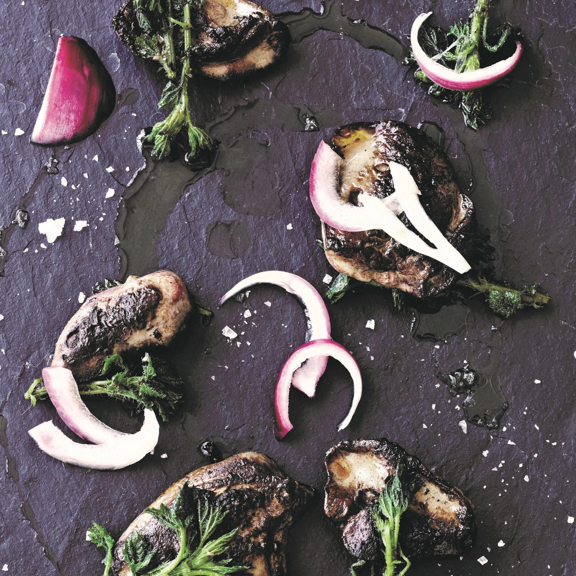 Kyllingelever med brændenælder og syltede løg