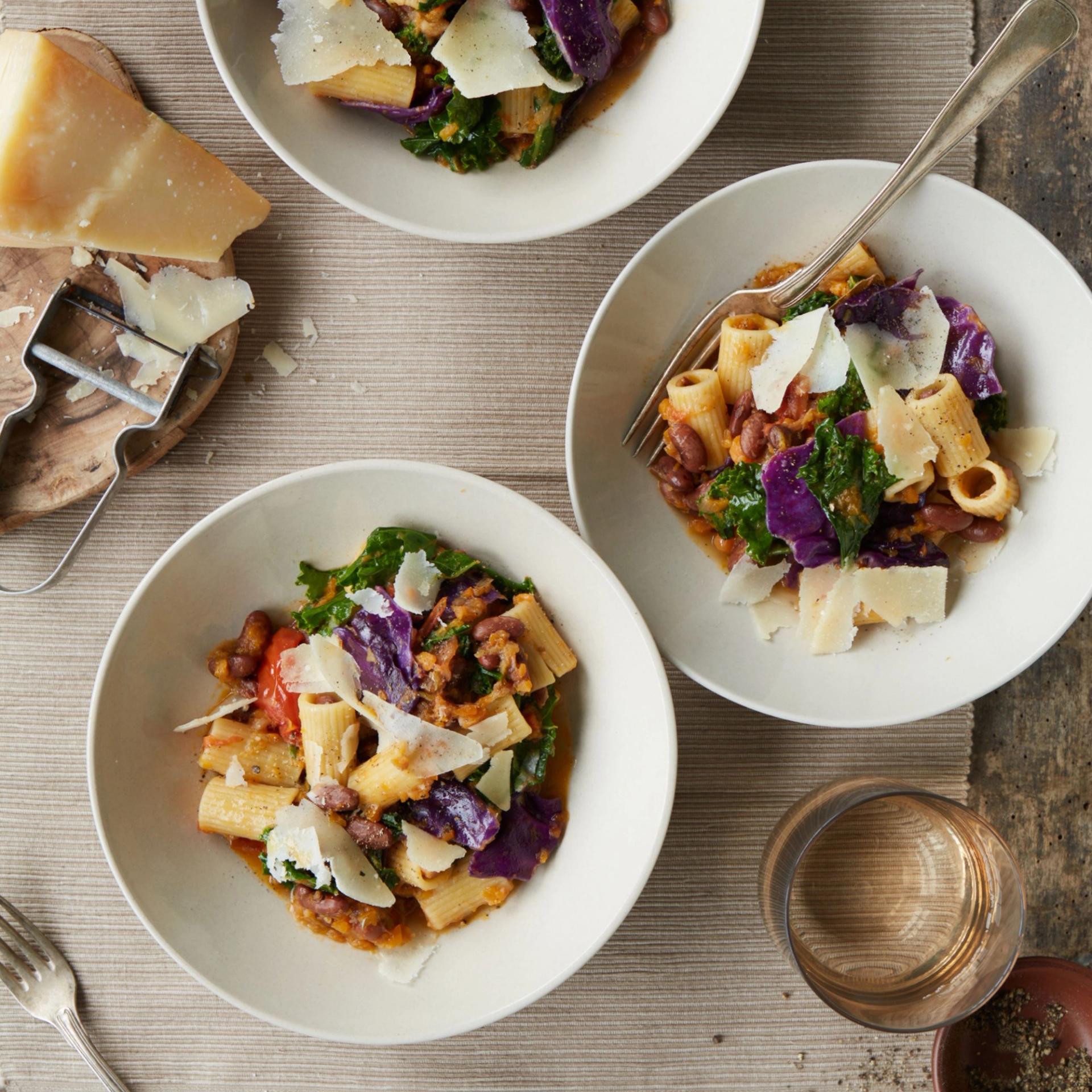PASTA FAGIOLI MED BORLOTTIBØNNER OG TO SLAGS KÅL
