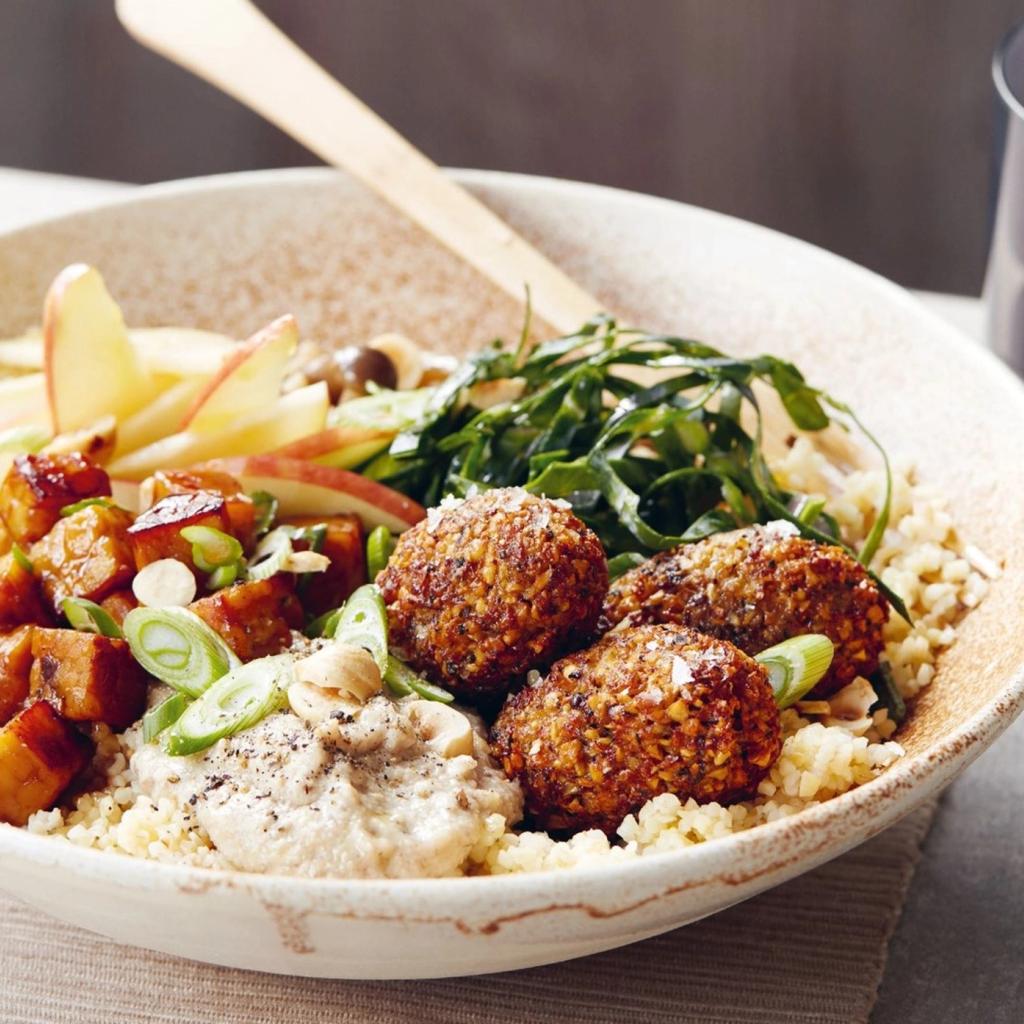 Falafel-bowl med syltede bøgehatte, bulgur og svampecreme