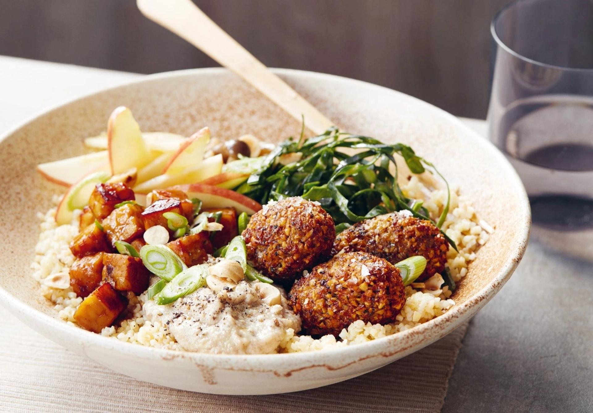 Falafel-bowl med syltede bøgehatte, bulgur og svampecreme