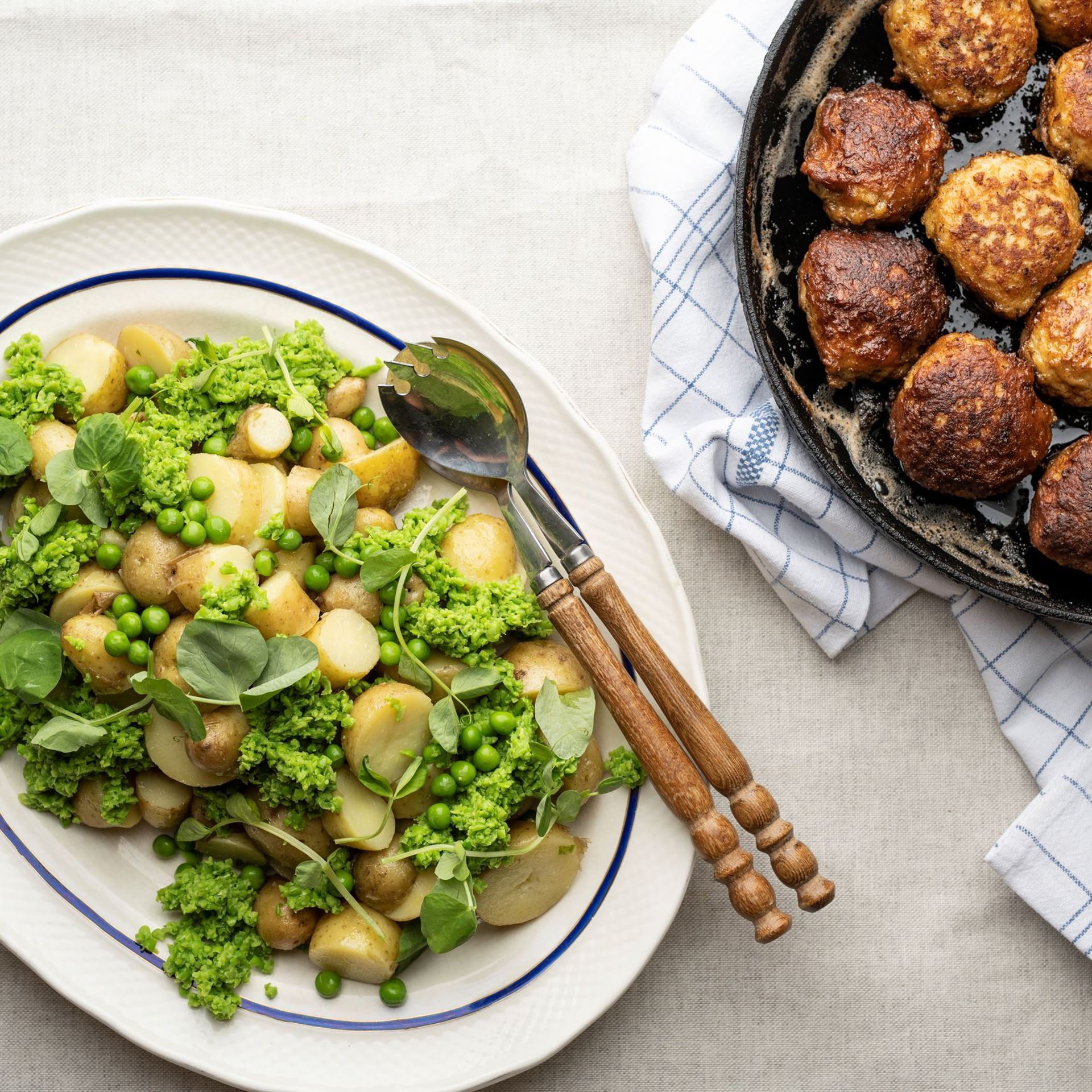 Frikadeller med hvide bønner samt kartoffelsalat med ærtepesto