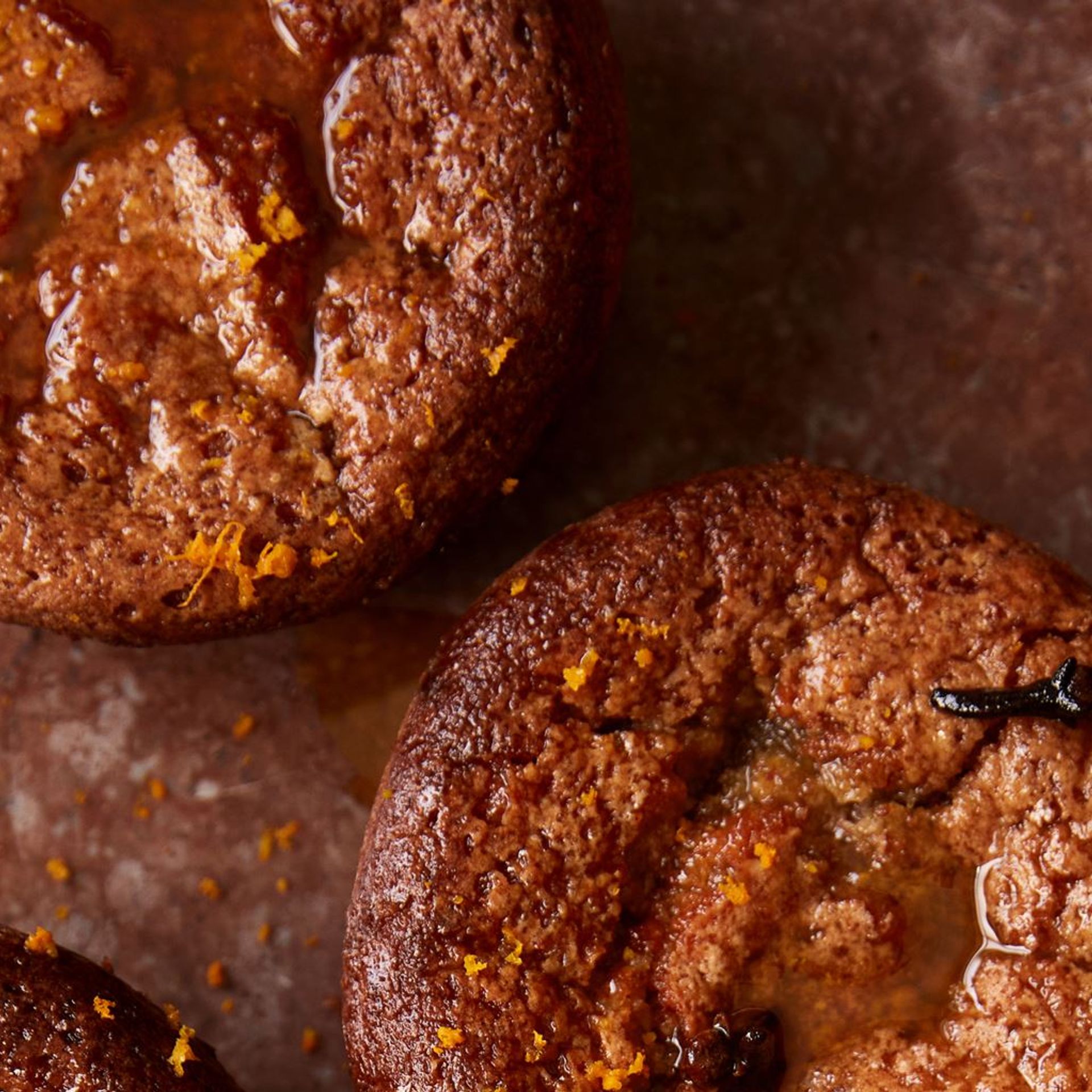 Små mandel-appelsinkager med olivenolie og krydderier