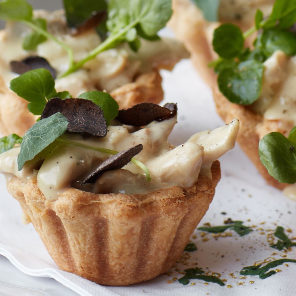 Tarteletter med frikassé af kylling og asparges med friskhøvlet trøffel