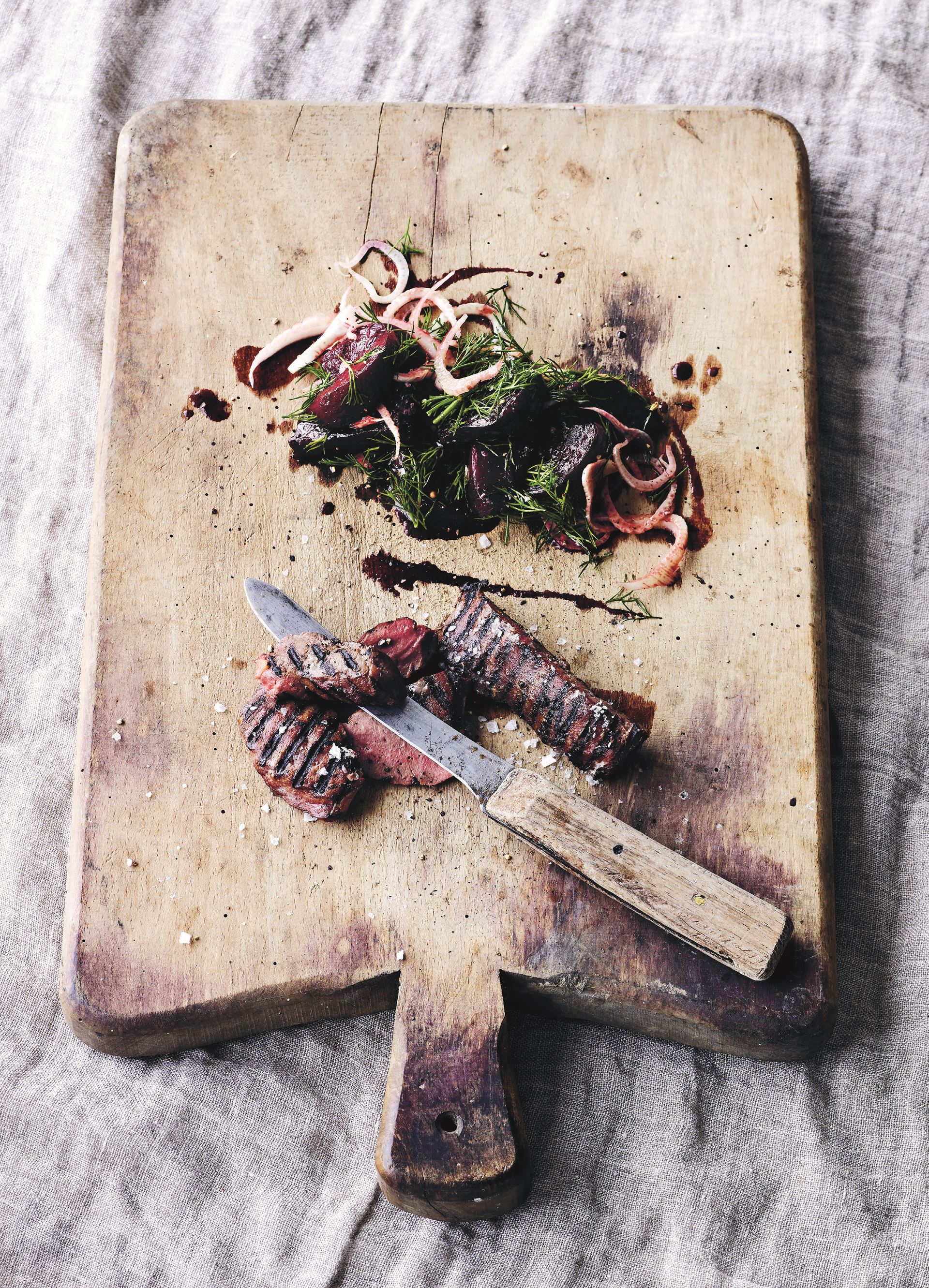 Grillet lever med rødbeder i perberrod og dild