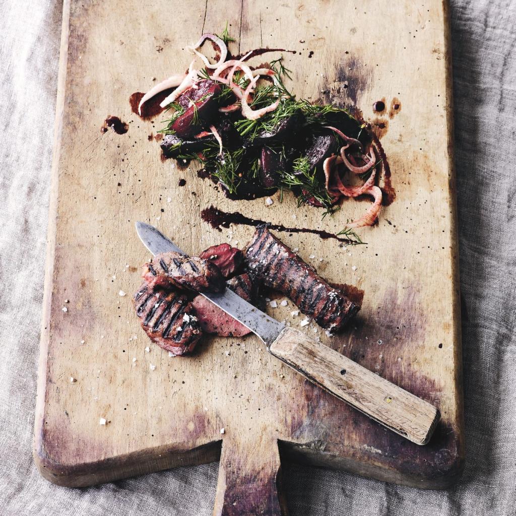 Grillet lever med rødbeder i perberrod og dild