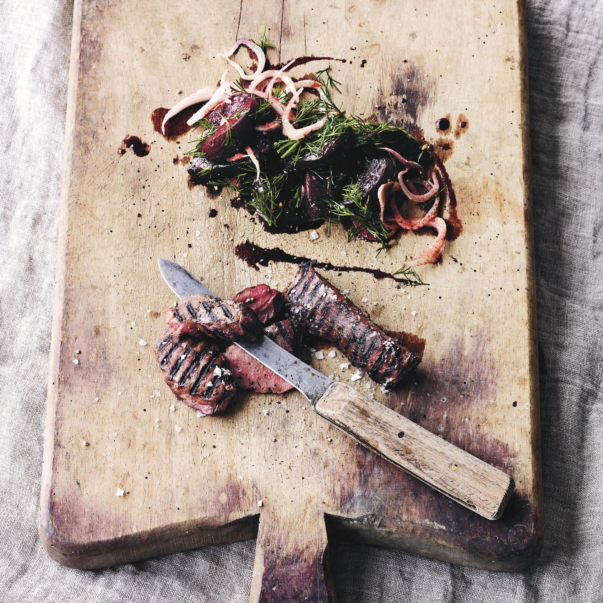 Grillet lever med rødbeder i perberrod og dild