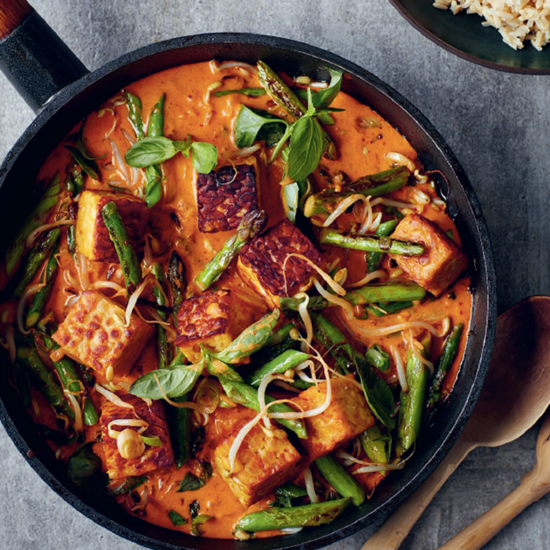 Tempeh i rød karry med asparges, spirer og thai-bailikum