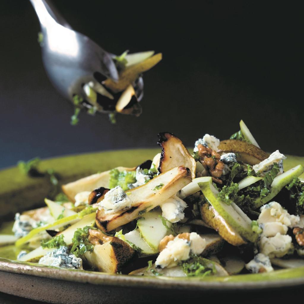 Pæresalat med grønkål og blå ost