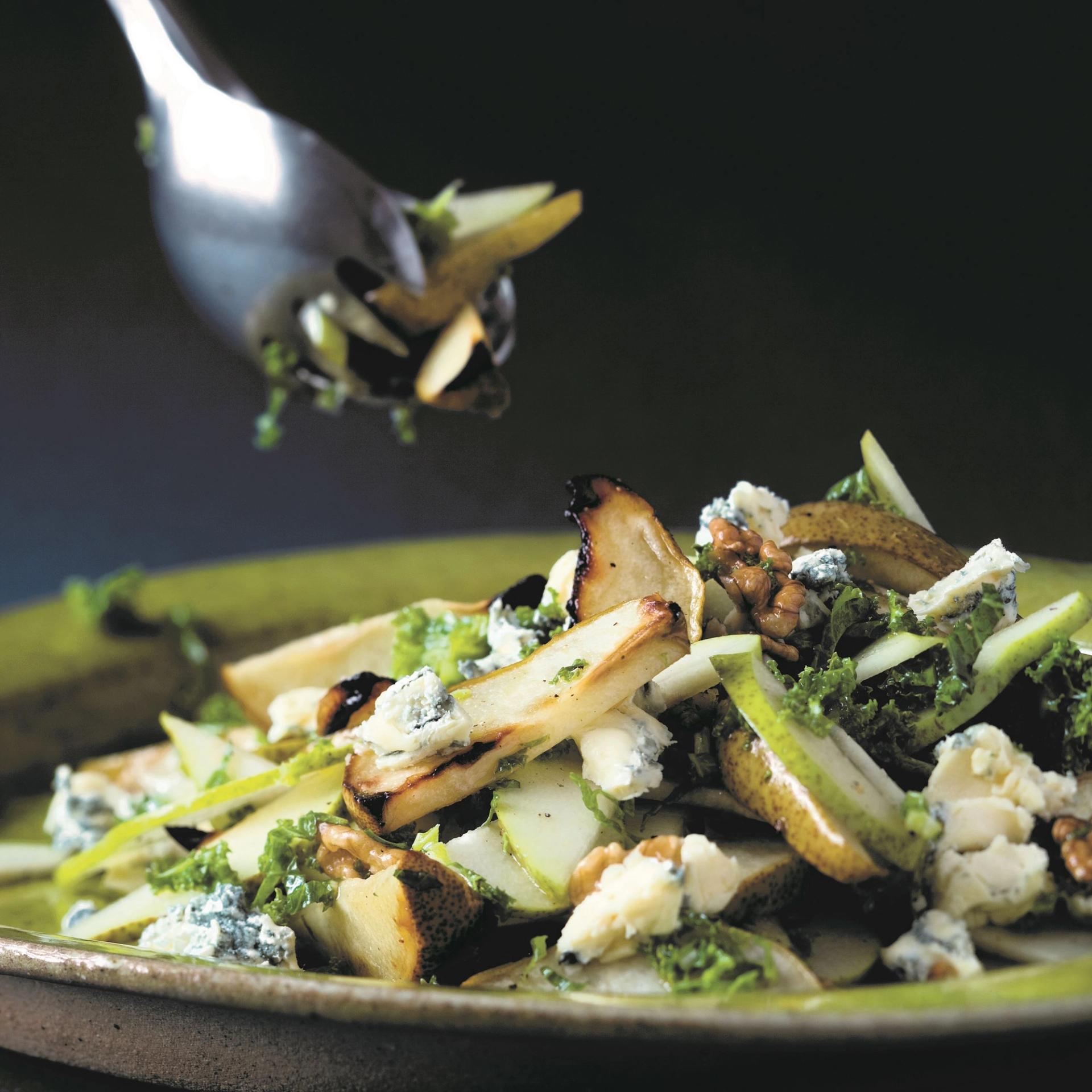 Pæresalat med grønkål og blå ost