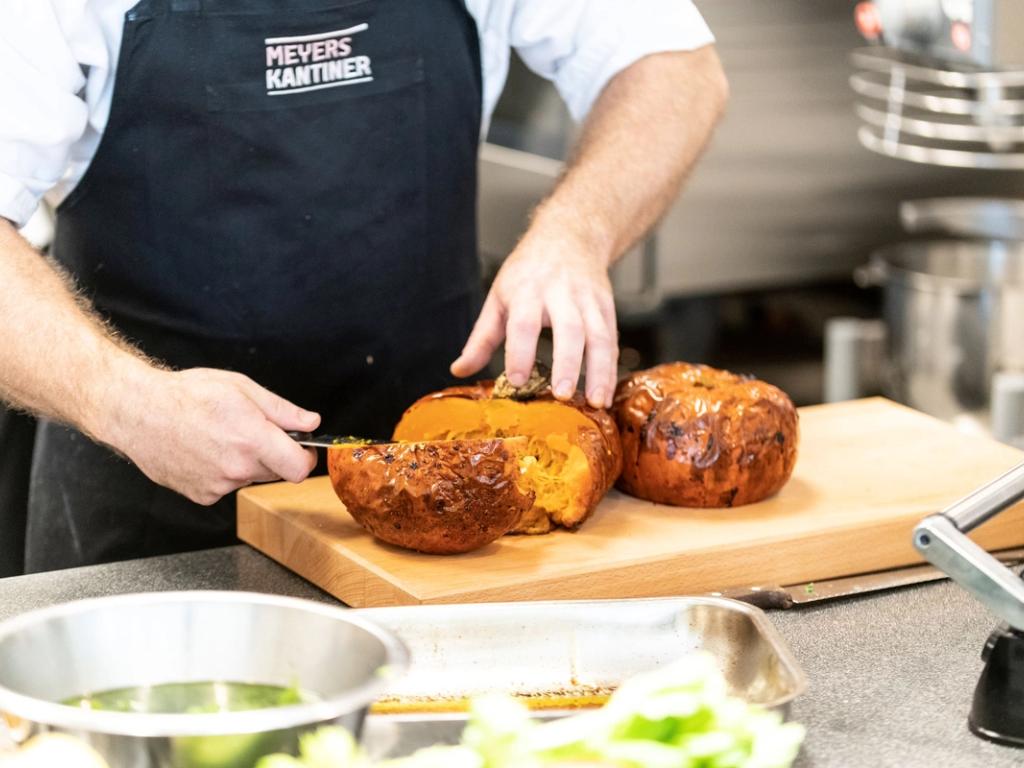 Fra kompost til klimamad: Nyt samarbejde forvandler skæve overskudsgrøntsager til frokost i kantinen