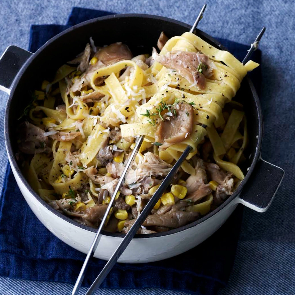 Pasta med ragout af kanin, majs og svampe