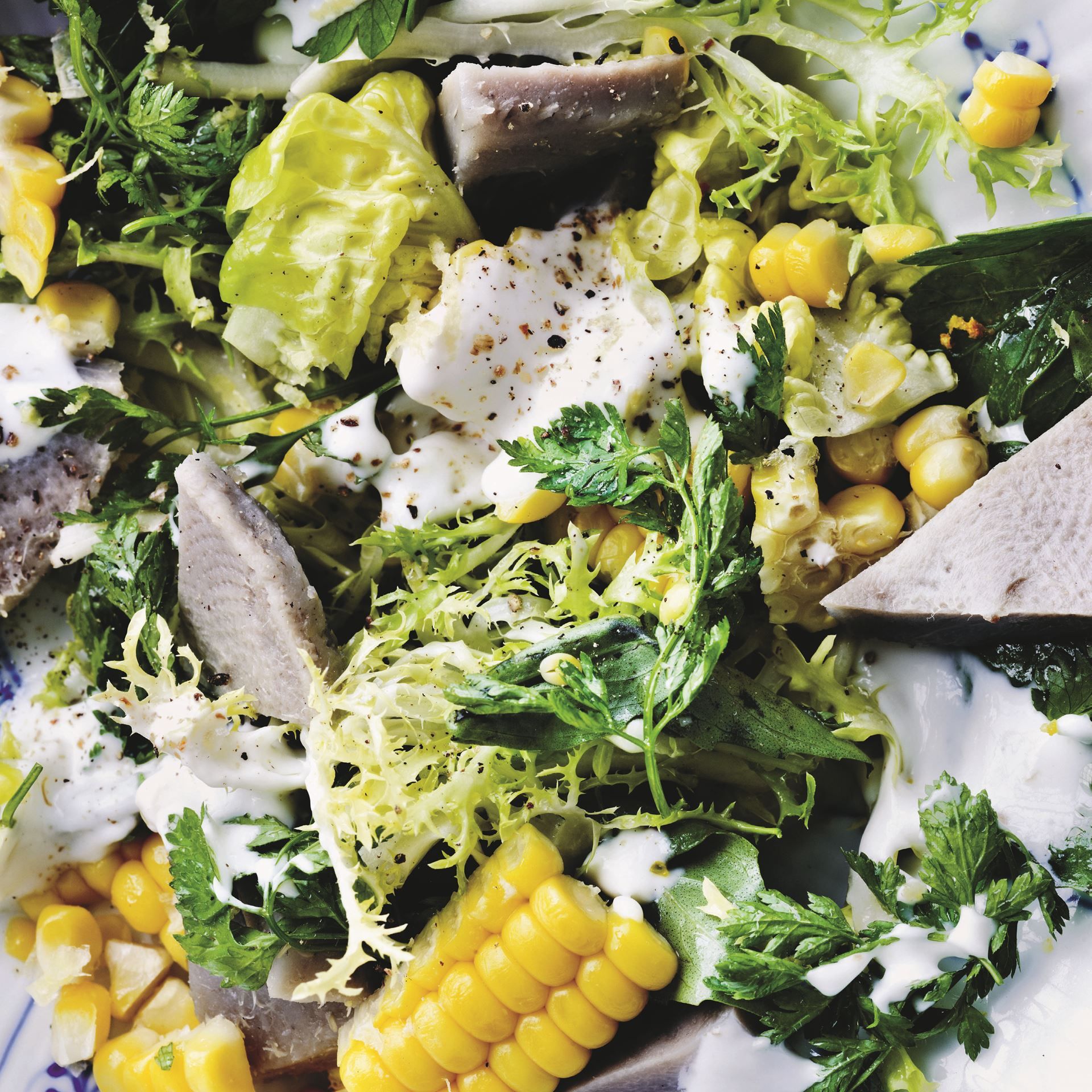 Grøn salat med artiskok, majs og muskat-dressing