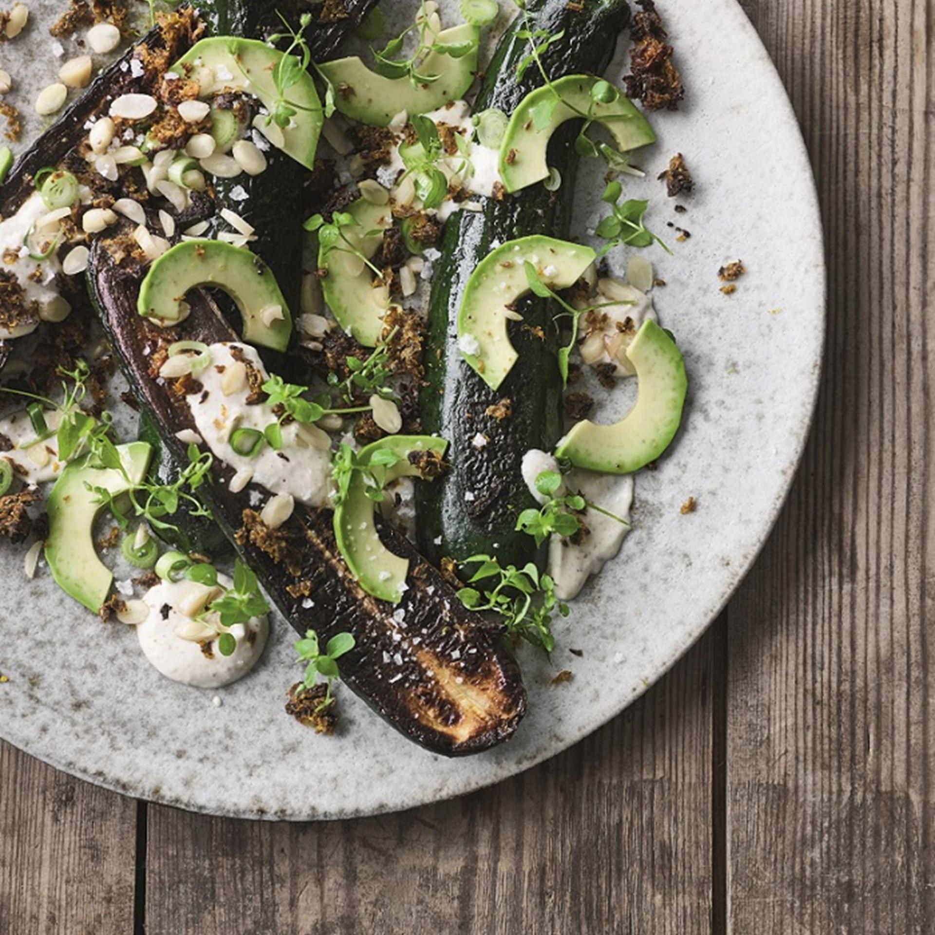 Stegte squash med avocado, vadouvan og mandelcreme