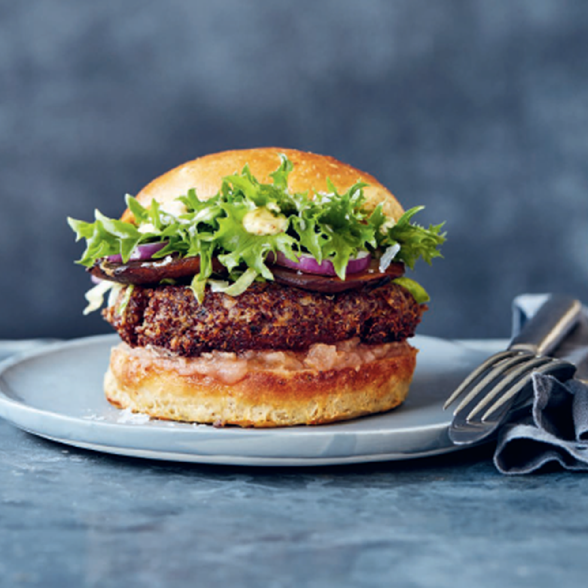 Burger med quinoabøf, portobellosvampe og æble-ingefærkompot