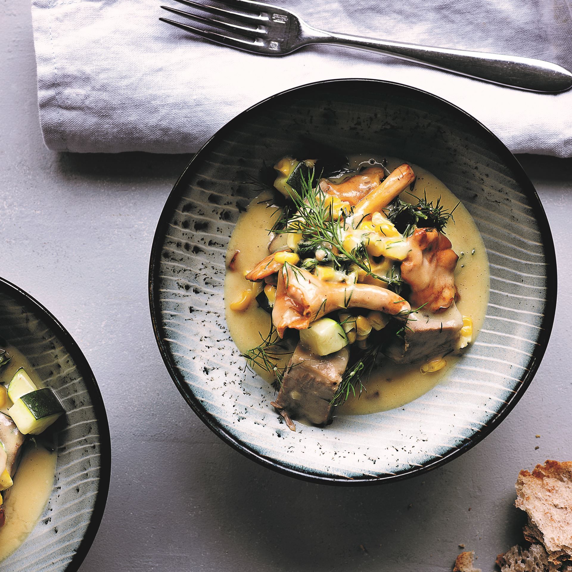 Sensommerkalvespidsbryst med kantareller, squash og majs