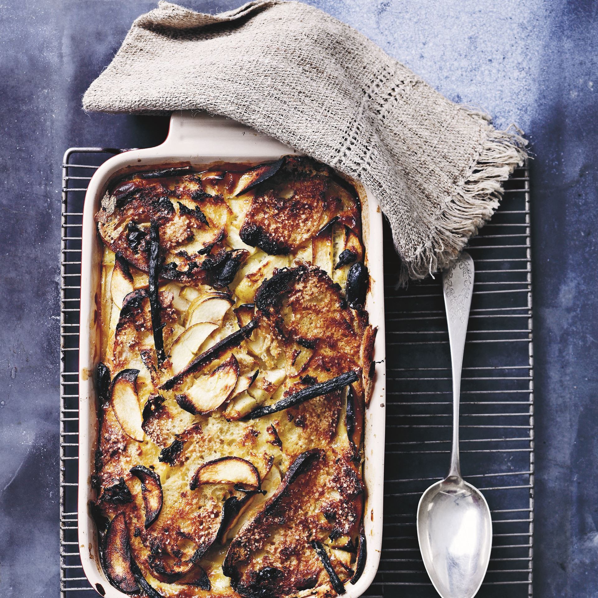 Brødbudding med æbler