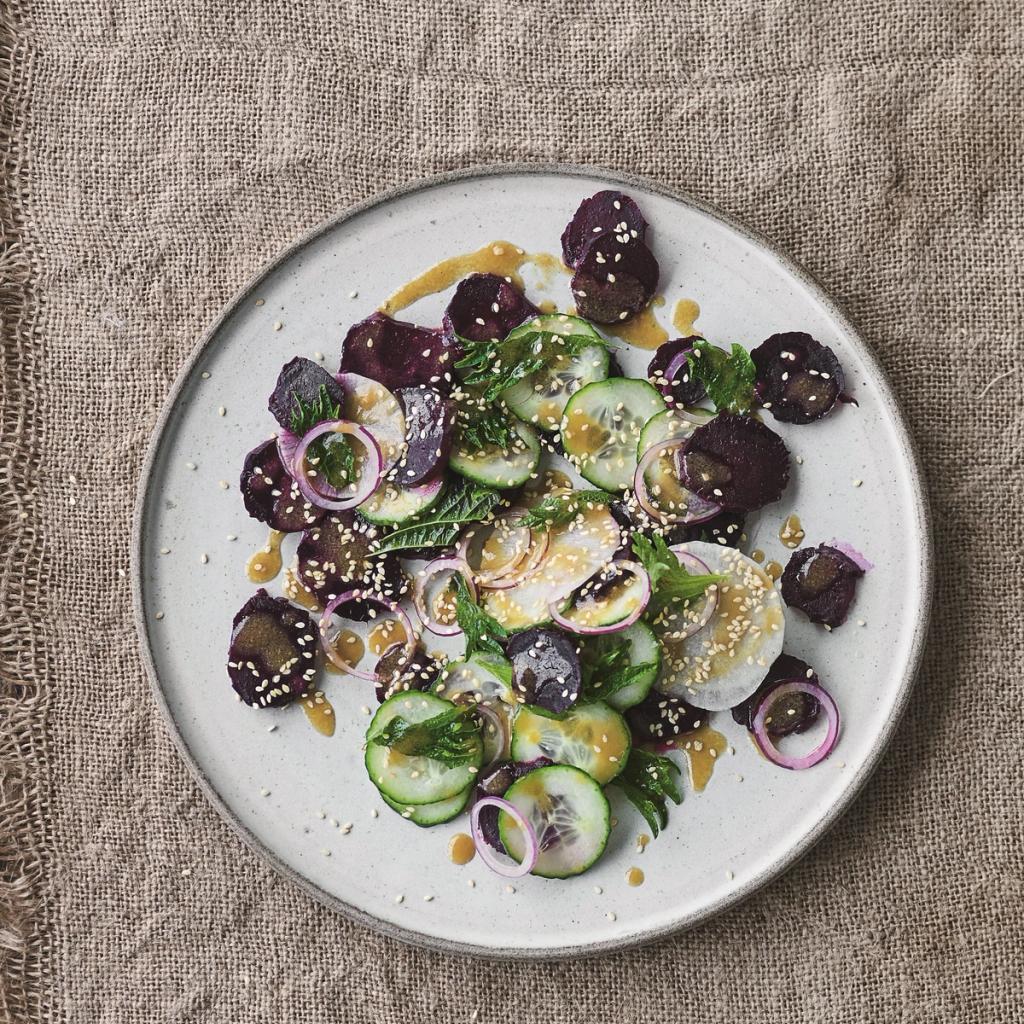 Salat af bagte rødbeder med daikon og miso