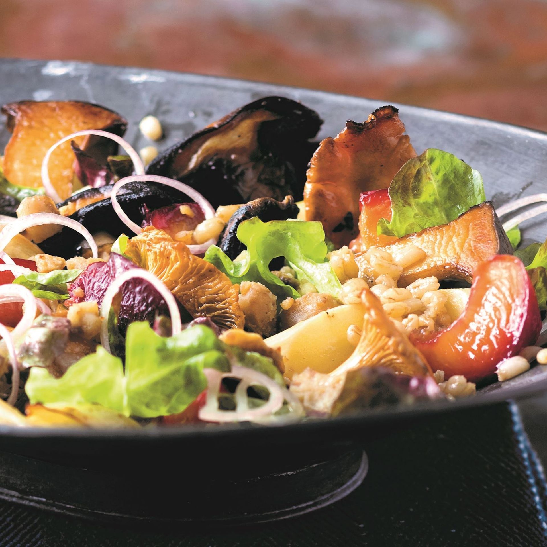 Efterårssalat med bagte blommer og kastanjer