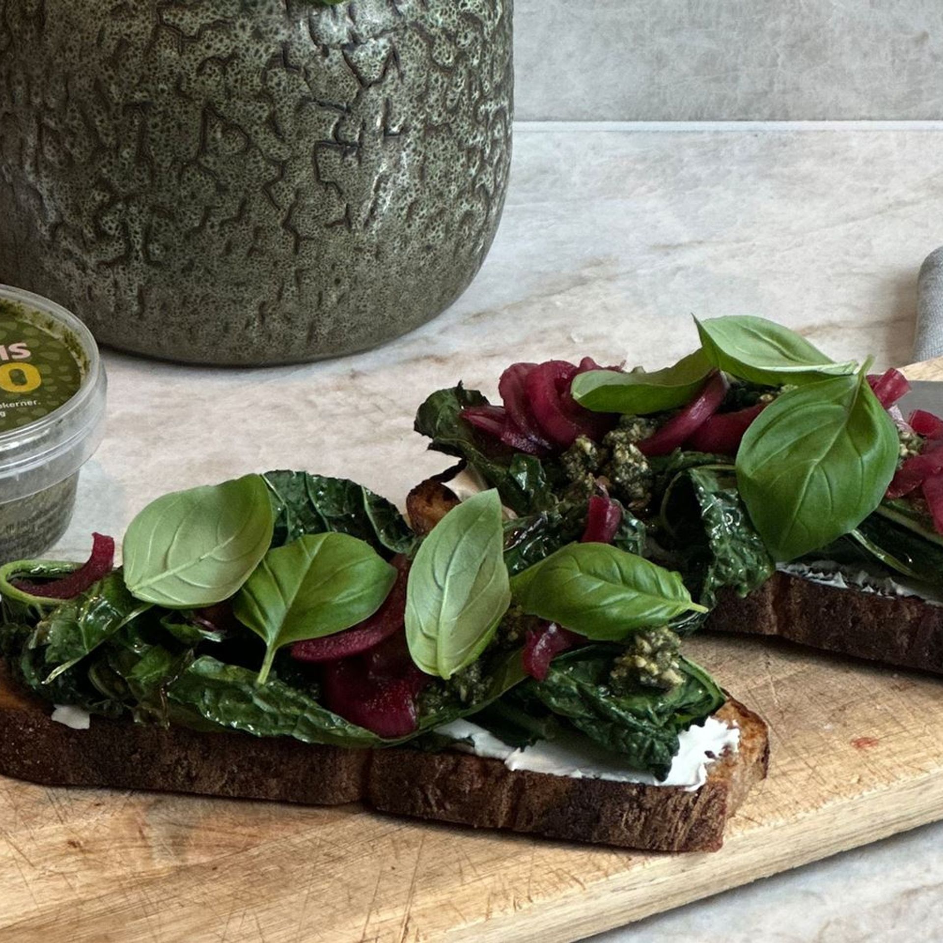 Bruschetta med palmekål, pesto og syltede rødløg