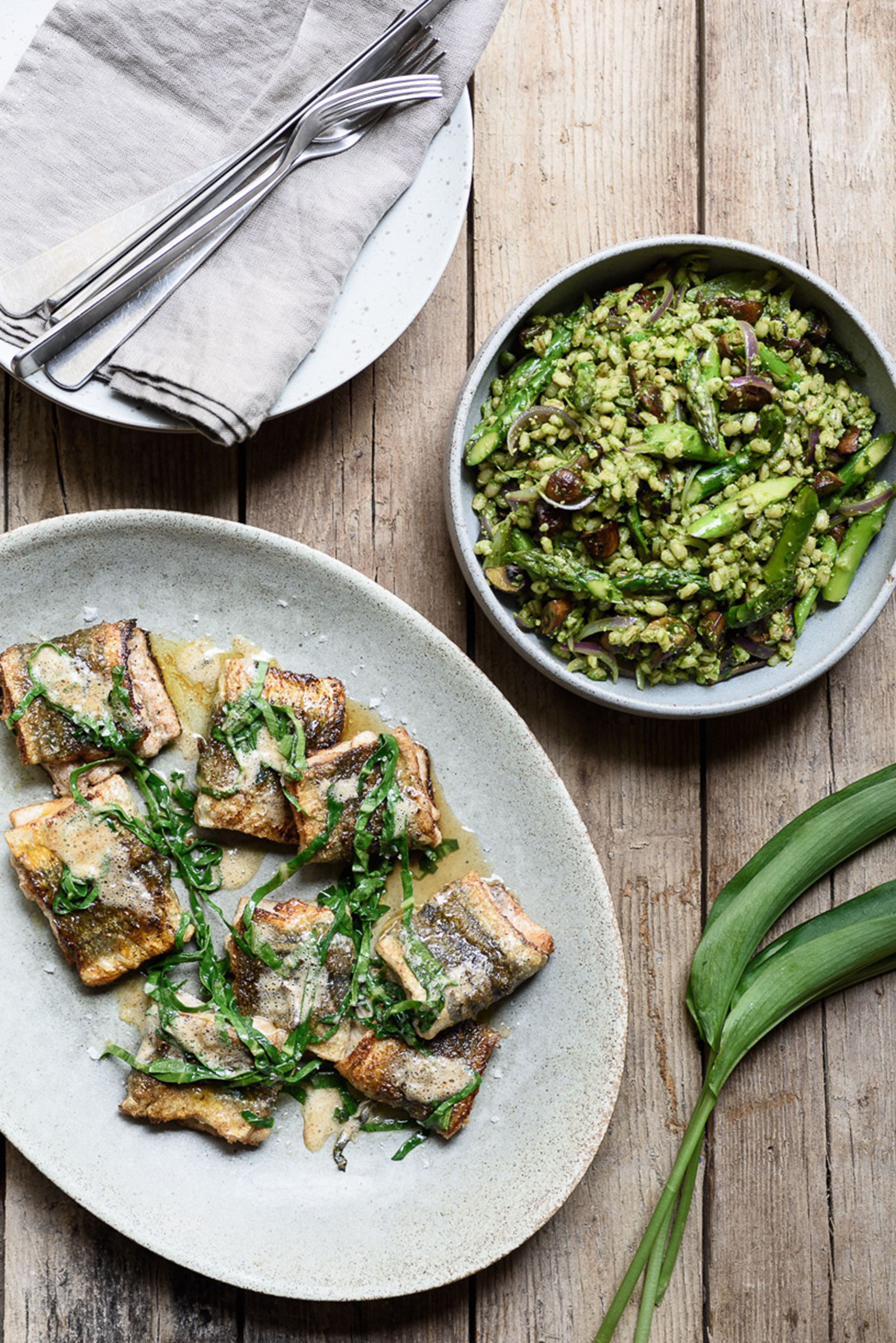 Stegt hornfisk med perlebyg, asparges og ramsløgspesto