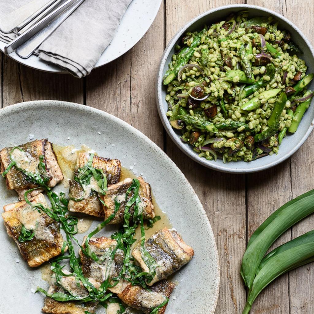 Stegt hornfisk med perlebyg, asparges og ramsløgspesto