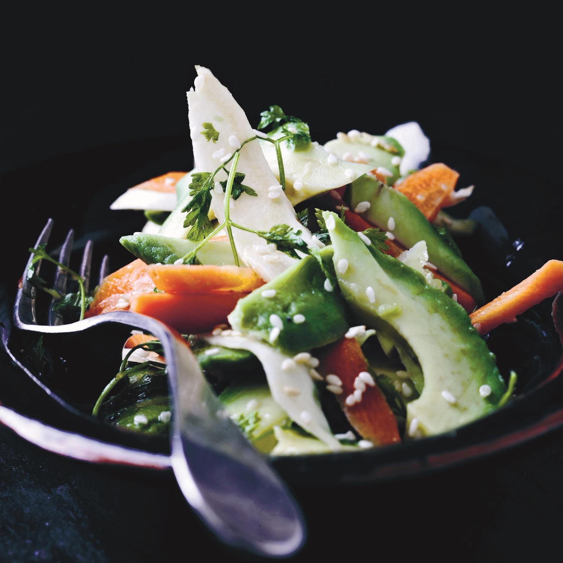 Rodfrugtråkost med avocado, sesam og lime