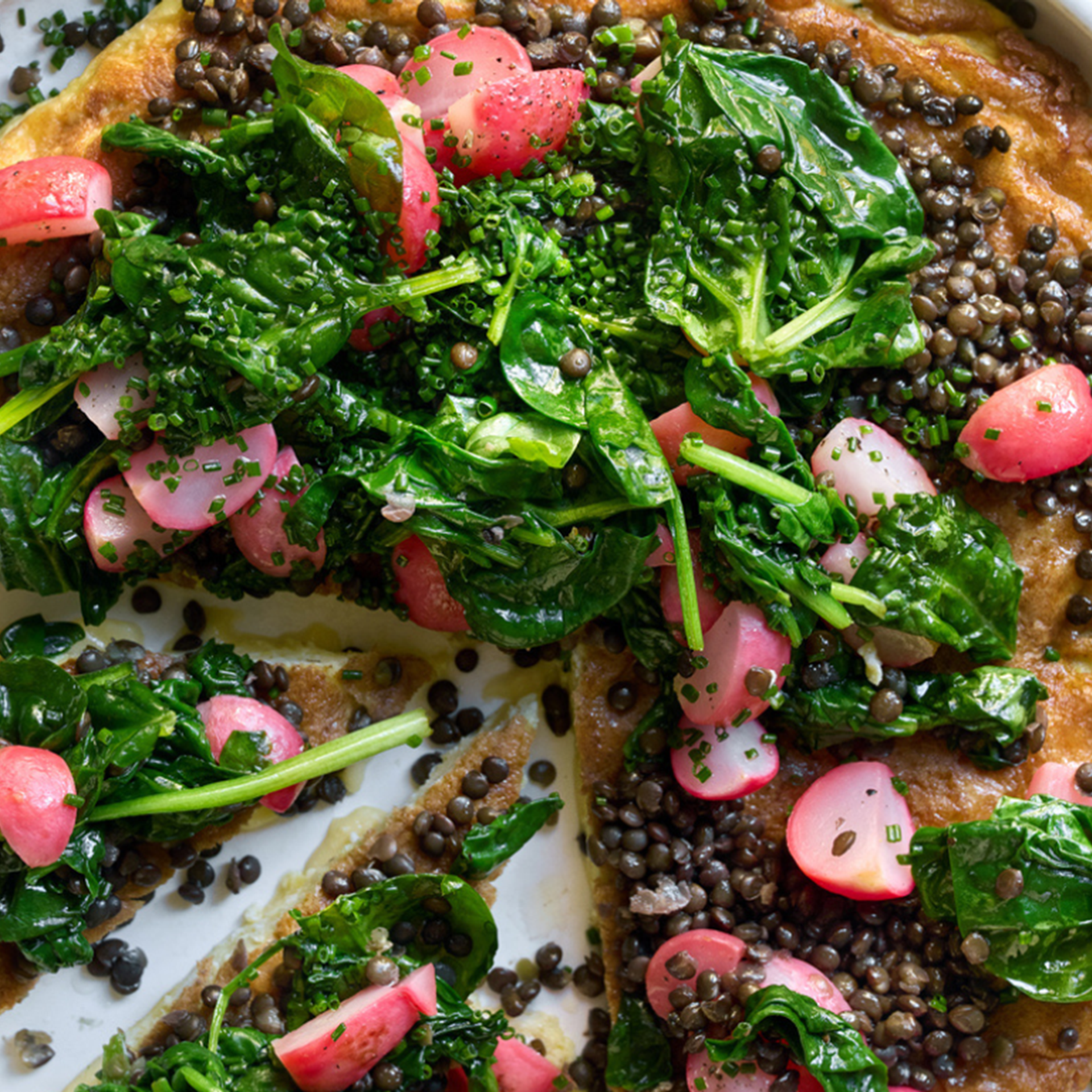 Æggekage med ost, spinat, linser og radiser